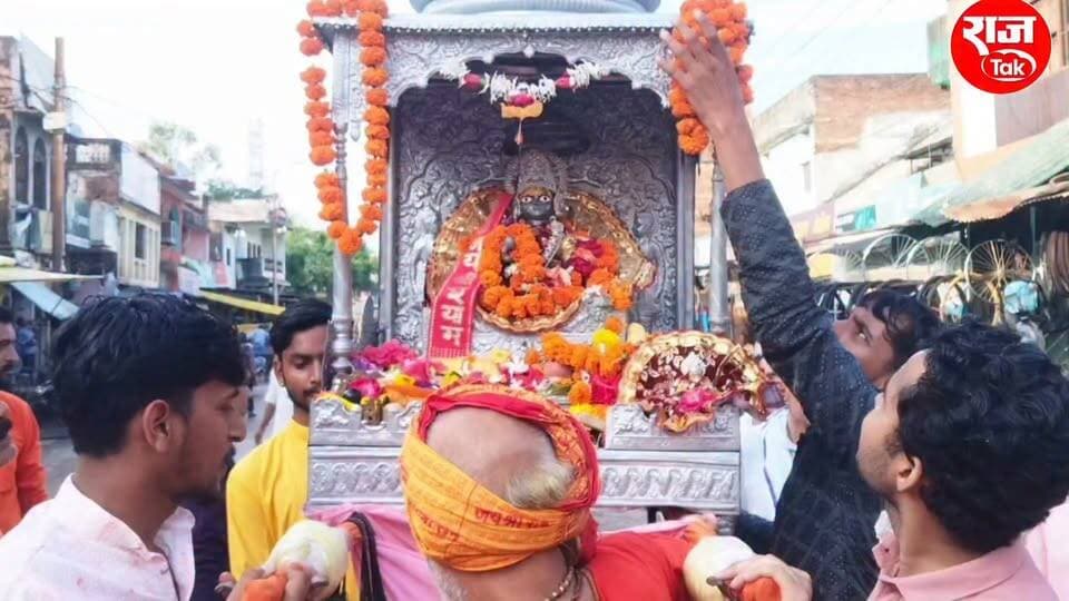 देवेंदनगर श्रीराम मंदिर से पालकी में जलविहार के लिए निकले लड्डूगोपाल,सैकड़ों श्रद्धालु हुए शामिल, ठकुराइस मोहल्ले में विधि-विधान से कराया गया जलविहार