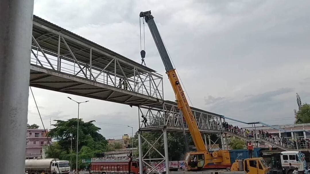 वायरल ट्रक पर लदी मशीनरी को ले जाने में इतना खर्च!!फुट ओवर ब्रिज को ऊपर उठाकर गई मशीन...