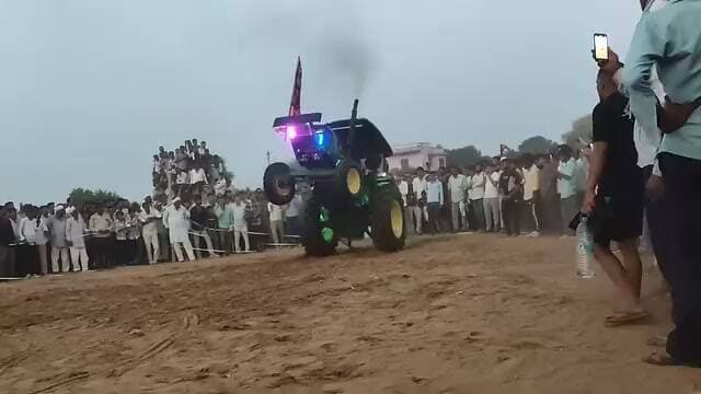 खेतड़ी के लॉयल गांव में रामदेव जी के मेले में ट्रैक्टर स्टंट का रोमांच, उमड़ी ग्रामीणों की भीड़
#खेतड़ी #लॉयल_गांव #रामदेवजी_का_मेला #ट्रैक्टर_स्टंट #ग्रामीण_मेला #राजस्थान_न्यूज #झुंझुनूं #खेतड़ी_न्यूज #मेले_का_रोमांच #ट्रैक्टर_स्टंट_वीडियो #RajasthanNews #JhunjhunuNews #Khetri #TractorStunt #RamdevJiMela #VillageNews #RajasthanViral #viralvideochallenge