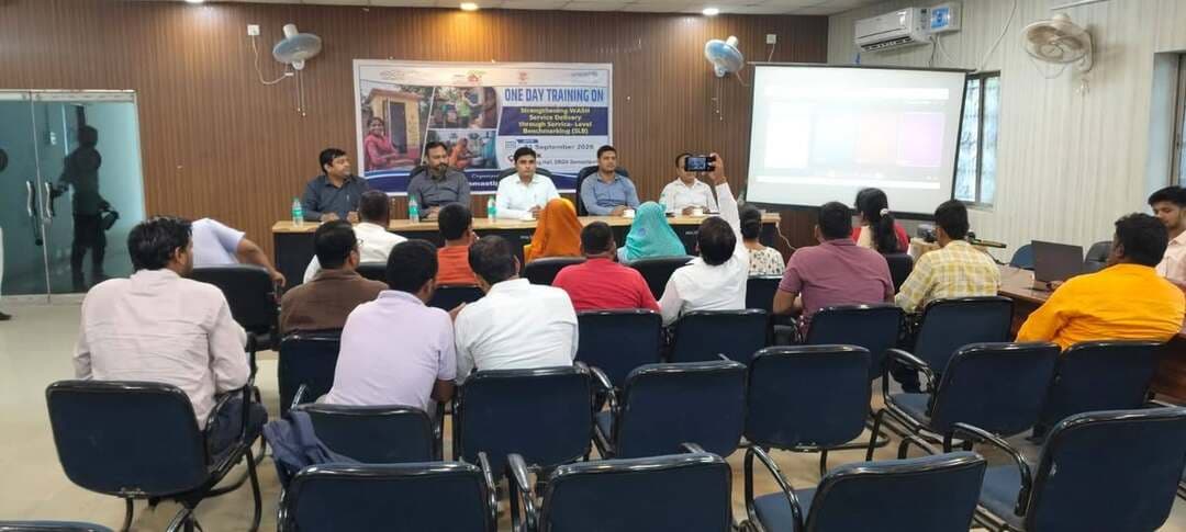 उप विकास आयुक्त श्री सूर्य प्रताप सिंह की अध्यक्षता में WASH सेवाओं के सुधार हेतु एक दिवसीय प्रशिक्षण कार्यक्रम संपन्न...
सर्वे ऐप के माध्यम से पंचायत स्तर पर पेयजल और स्वच्छता सेवाओं के सुदृढ़ीकरण हेतु जिले के पांच ग्राम पंचायतों के मुखिया, पंचायत सचिव व स्वच्छता कर्मियों को दिया गया प्रशिक्षण...
समस्तीपुर, 23 सितंबर 2026
स्थान: जिला विकास अभिकरण (DRDA) सभागार, समस्तीपुर
जिला प्रशासन, समस्तीपुर द्वारा आयोजित दो दिवसीय जिला स्तरीय उन्मुखीकरण कार्यशाला के क्रम को आगे बढ़ाते हुए आज दिनांक 23 सितंबर 2026 को जिला विकास अभिकरण (DRDA) सभागार, समस्तीपुर में एक दिवसीय विशेष प्रशिक्षण कार्यक्रम का आयोजन किया गया।
इस महत्वपूर्ण कार्यक्रम की अध्यक्षता उप विकास आयुक्त (DDC), समस्तीपुर श्री सूर्य प्रताप सिंह द्वारा की गई। कार्यक्रम में यूनिसेफ से श्री निखिल कुमार, DRDA समस्तीपुर के निदेशक (लेखा) श्री आशुतोष आनंद तथा जिला समन्वयक मो. हसनैन अनवर मुख्य रूप से उपस्थित रहे।
प्रशिक्षण के दौरान जिले पाँच ग्राम पंचायतों के मुखिया, पंचायत सचिव, प्रखंड समन्वयक एवं स्वच्छता पर्यवेक्षकों को 'सर्वे ऐप' (SLB Survey App) के संचालन एवं उपयोग का व्यावहारिक प्रशिक्षण दिया गया।
कार्यक्रम के मुख्य बिंदु व निर्देश:
सर्वे ऐप से डिजिटल मूल्यांकन: उप विकास आयुक्त श्री सूर्य प्रताप सिंह ने सभी प्रतिभागियों को सर्वे ऐप के माध्यम से धरातल पर पेयजल, स्वच्छता एवं स्वच्छता व्यवहार (WASH) से संबंधित सेवाओं का सटीक और पारदर्शी डेटा एकत्र करने का निर्देश दिया।
Service Level Benchmarking: पूर्व में आयोजित दो दिवसीय कार्यशाला के आलोक में, डिजिटल सर्वे से प्राप्त आंकड़ों के आधार पर ग्राम पंचायत स्तर पर उपलब्ध सेवाओं की कमियों की पहचान कर उन्हें निर्धारित मानकों के अनुरूप बेहतर बनाने पर जोर दिया गया।
सशक्त कार्यान्वयन: यूनिसेफ के श्री निखिल कुमार, DRDA के निदेशक (लेखा) श्री आशुतोष आनंद एवं जिला समन्वयक मो. हसनैन अनवर ने पंचायत स्तर के प्रतिनिधियों को ऐप के तकनीकी पहलुओं, नियमित अनुश्रवण तथा डेटा-आधारित योजना निर्माण की प्रक्रिया से अवगत कराया।
अध्यक्षता करते हुए उप विकास आयुक्त श्री सूर्य प्रताप सिंह ने कहा कि ग्रामीण क्षेत्रों में स्वच्छ पेयजल और सुदृढ़ स्वच्छता व्यवस्था सुनिश्चित करने में पंचायत प्रतिनिधियों, पंचायत सचिवों और स्वच्छता पर्यवेक्षकों की भूमिका सबसे महत्वपूर्ण है। डिजिटल सर्वे ऐप के माध्यम से प्राप्त सटीक डेटा के आधार पर ही पंचायत स्तर पर प्रभावी कार्ययोजना तैयार की जा सकेगी, जिससे आम जनमानस तक WASH सेवाओं का सीधा लाभ पहुंचेगा।
इस अवसर पर जिले के पांच प्रखंडों से आए मुखिया, पंचायत सचिव, प्रखंड समन्वयक, स्वच्छता पर्यवेक्षक तथा विभागीय पदाधिकारी व प्रतिनिधि उपस्थित रहे।
#DistrictAdministration #WASH #Swachhata #DrinkingWater #SLBSurvey #DigitalSurvey #Panchayat #RuralDevelopment #UNICEF #SamastipurAdministration #CMSamrat #samratchoudhary
CMO Bihar
Information & Public Relations Department, Government of Bihar