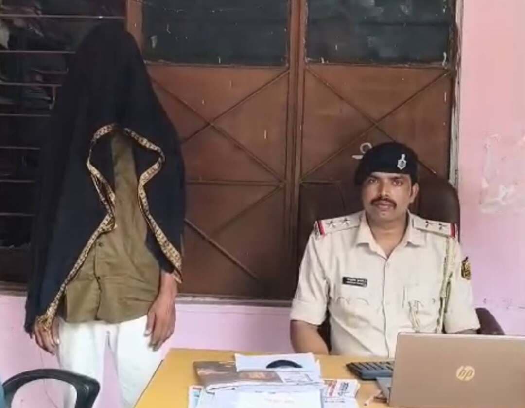 भगवानपुर में 166 ग्राम गांजा के साथ युवक गिरफ्तार
कैमूर जिले के भगवानपुर थाना पुलिस ने गश्त के दौरान कार्रवाई करते हुए 166 ग्राम गांजा के साथ एक अभियुक्त को गिरफ्तार किया है।
गिरफ्तार अभियुक्त की पहचान मुजाहिर सिद्दीकी, पिता यादन सिद्दीकी, ग्राम-थाना भगवानपुर, जिला कैमूर के रूप में हुई है।
पुलिस ने एनडीपीएस एक्ट के तहत मामला दर्ज कर अभियुक्त को न्यायिक हिरासत में भेज दिया है।