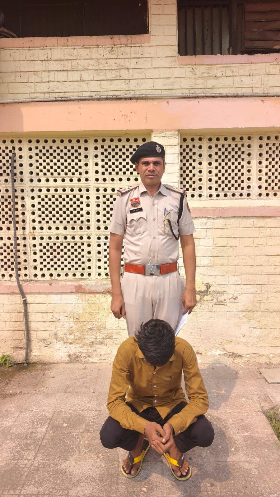 पुलिस प्रेस नोट 23.09.2026
ए.पी.के फाईल भेजकर 97,000 रुपये की ठगी, खाताधारक गिरफ्तार, साइबर थाना NIT की कार्रवाई,
फरीदाबाद- फरीदाबाद पुलिस द्वारा साइबर अपराधियों पर लगातार कार्रवाई की जा रही है, जिस पर महिला के पास KYC करने के नाम पर ए.पी.के फाईल भेजकर 97,000 रुपये की ठगी करने के मामले में कार्रवाई करते हुये साइबर थाना NIT की टीम ने मानव शर्मा वासी गोतमबुध नगर फरीदाबाद को गिरफ्तार किया है।
पुलिस प्रवक्ता अनुसार जवाहर कालोनी फरीदाबाद वासी एक महिला ने थाना साइबर NIT में दी अपनी शिकायत में बताया कि 15 सितंबर 2026 को उसने अपने एयरटेल सिम का रिचार्ज किया था। जिसमें डाटा प्लान के अनुसार नही मिला जिसके लिए उसने गुगल पर कस्टमर केयर का नंबर सर्च किया और नंबर पर कॉल किया जिसने अपने आप को एयरटेल में कार्यरत ऑफिसर बतलाया, जिसके बाद उसने कहा की आपकी KYC करनी होगी, फिर KYC के लिए उन्होंने व्हॉट्सएप पर ए.पी.के फाईल भेजी, जिसके बाद उसके फोन की स्क्रीन ब्लैक हो गई और उसके खाता से 97,000 रुपये कट गये। जिस शिकायत पर साइबर थाना NIT में संबंधित धाराओं में मामला दर्ज किया गया।
पूछताछ में सामने आया कि आरोपी मामले में खाताधारक है जिसके खाता में ठगी के 97,000 रुपये आये थे। आरोपी 8वीं पास व बेरोजगार है। जिसको माननीय न्यायलय में पेश कर जेल भेजा गया है।
पुलिस प्रवक्ता