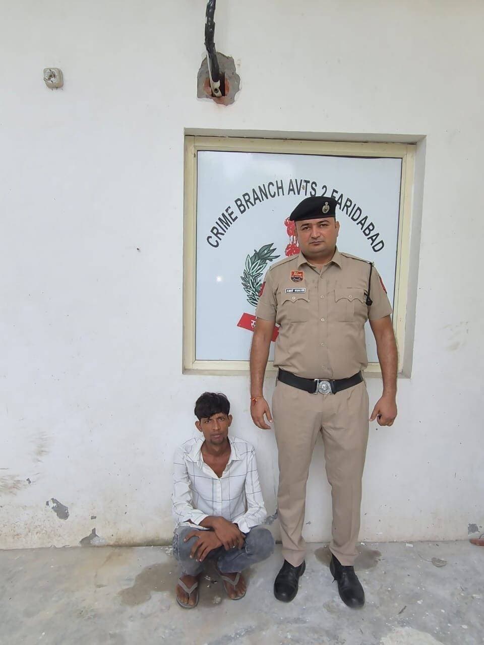 पुलिस प्रेस नोट 23 सितम्बर 2026
कबाडी की दुकान से चोरी के मामले में अपराध शाखा AVTS भूपानी की टीम ने कार्रवाई करते हुए एक आरोपित को किया गिरफ्तार, 50,500/-रू बरामद
फरीदाबाद- फरीदाबाद पुलिस द्वारा लगातार चोरी के मामलों में संलिप्त आरोपितों के खिलाफ सख्त कार्रवाई की जा रही है, इसी क्रम में कार्रवाई करते हुए अपराध शाखा AVTS भूपानी की टीम ने बसेलवा कॉलोनी में कबाडी की दुकान में चोरी के मामले में एक आरोपित को गिरफ्तार किया है। जिसकी पहचान शाहरूख खान वासी किसान मजदूर कॉलोनी, फरीदाबाद के रूप में हुई है। जिससे चोरी का सामान बेच कर प्राप्त पैसों में से 50,500 रूपये बरामद किये गये है।
पुलिस प्रवक्ता ने बताया कि आदिल वासी बसेलवा कॉलोनी ने पुलिस थाना एसजीएम नगर में दी शिकायत मे आरोप लगाया कि उसकी किसान मजदूर कॉलोनी में कबाडी की दुकान है। 18 सितम्बर की रात को कोई अज्ञात व्यक्ति उसकी कबाडी की दुकान से विभिन्न धातु का सामान चोरी कर ले गये। जिस शिकायत पर थाना एसजीएम नगर में चोरी की धाराओं में मामला दर्ज किया गया।
पूछताछ में सामने आया कि आरोपित नशा करने का आदी है और नशापुर्ति के लिए उसने चोरी की वारदात को अंजाम दिया। 18 सितम्बर की रात को वह कबाडी की दुकान के आगे से जा रहा था उसने देखा की दुकान में कोई नहीं है तो वह मौका पाकर दुकान में घुसा और दुकान से धातु से भरा हुआ कट्टा चोरी करके ले गया और उसे बेच दिया। माननीय अदालत में पेश कर आरोपित को न्यायिक हिरासत में जेल भेजा गया है।
प्रवक्ता, फरीदाबाद पुलिस