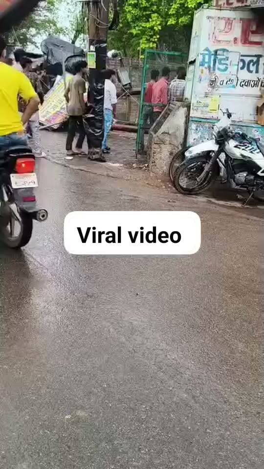 लखीमपुर खीरी-पुराने SP बंगला - हिदायत नगर चौराहे के पास गिरा बिजली का बड़ा खंभा बड़ा हादसा होते होते बचा....बेहतरीन लाइव कमेंटरी के साथ देखिये पूरा वीडियो
#लखीमपुरखीरी #LakhimpurKheri #बिजलीकाखंभा #बिजलीविभाग #हिदायतनगर #पुरानाSPबंगला #सड़कहादसा #हादसाटला #बालबालबचा #BreakingNews #LakhimpurNews #UPNews #LiveVideo #LiveCommentary #ताजा_खबर #बड़ीखबर #स्थानीयसमाचार #ViralVideo #News18Hindi
#