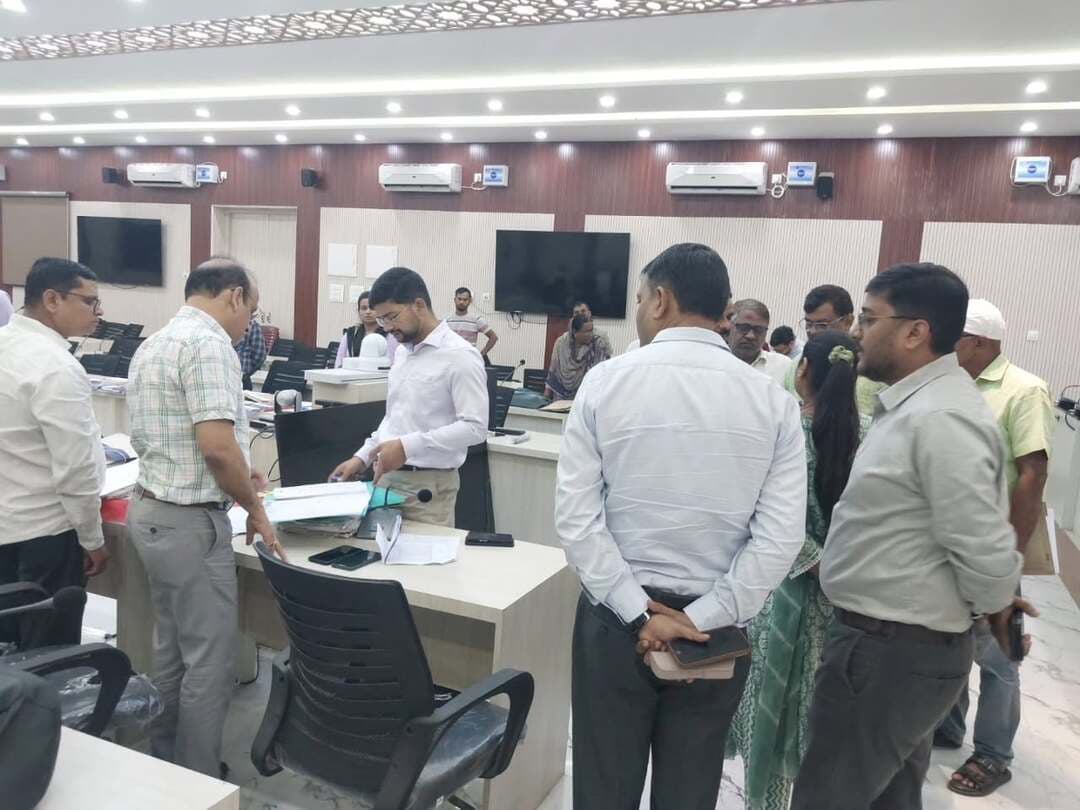 समाहरणालय पूर्णिया,
जनसंपर्क कार्यालय,
प्रेस विज्ञप्ति:1469,
दिनांक 23/9/2026,
==================
जिला पदाधिकारी, पूर्णिया की अध्यक्षता में नीलाम पत्र वादों के त्वरित निष्पादन हेतु दो दिवसीय विशेष शिविर आयोजित:-
जिला पदाधिकारी,पूर्णिया श्री अंशुल कुमार भा०प्र०से० के आदेशानुसार समाहरणालय स्थित महानंदा सभागार में दिनांक 23.09.2026 एवं 24.09.2026 को प्रातः 10:00 बजे से संध्या 06:00 बजे तक लंबित नीलाम पत्र वादों के निष्पादन हेतु दो दिवसीय विशेष समीक्षा सह मिलान शिविर का आयोजन किया जा रहा है।
इस विशेष आयोजन के तहत कुल 04 रोस्टर में 43 नीलाम पत्र पदाधिकारियों को कुल 14,866 नीलाम पत्र वादों (जिसमें कुल ₹233.99 करोड़ की राशि सन्निहित है) के सभी सुसंगत अभिलेखों के साथ उपस्थित रहने का निर्देश दिया गया है।
शिविर का मुख्य उद्देश्य बैंकों के साथ वास्तविक समन्वय स्थापित कर वादों का त्वरित निस्तारण करना, पूर्व में (दिनांक 19.08.2026 एवं 20.08.2026 को) निष्पादित वादों के तलवाना शुल्क एवं कोर्ट फीस जमा कराना तथा 'नो ड्यूज' (No Dues) प्रमाणपत्र प्राप्त करना है।
इसी क्रम में दिनांक 23.09.2026 को जिला पदाधिकारी, पूर्णिया की अध्यक्षता में महानंदा सभागार में एक उच्चस्तरीय समीक्षा बैठक आयोजित की गई।
इस बैठक में जिले के सभी 43 नीलाम पत्र पदाधिकारी, बैंक समन्वयक एवं 31 बैंकों के शाखा प्रबंधक उपस्थित थे।
प्रथम दिन की मुख्य उपलब्धियां:----
रजिस्टर मिलान एवं शुल्क वसूली:- नीलाम पत्र वादों से संबंधित पंजी IX एवं X का सूक्ष्मता से मिलान किया गया तथा ₹13,500 का तलवाना शुल्क एवं 'नो ड्यूज' प्राप्त किया गया।
वादों का निष्पादन:- बुधवार को संध्या 06:00 बजे तक लगभग 450 नीलाम पत्र वादों का सफलतापूर्वक निष्पादन किया गया।
बकाया राशि की वसूली:-- निष्पादित वादों के माध्यम से लगभग ₹7.85 करोड़ की सन्निहित बकाया राशि की वसूली की गई।
जिला पदाधिकारी द्वारा शेष बचें वादों के त्वरित निष्पादन हेतु संबंधित पदाधिकारियों एवं बैंक प्रबंधकों को आपसी समन्वय के साथ कल (दिनांक 24.09.2026 को भी) मुस्तैदी से कार्य निष्पादित करने का निर्देश दिया गया है।
#cmsamrat
#samratchoudhary