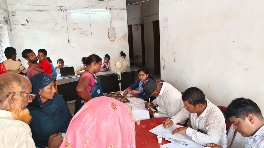 समाहरणालय पूर्णिया,
जनसंपर्क कार्यालय,
प्रेस विज्ञप्ति:-1466,
दिनांक 23/9/2026,
==================
पूर्णिया जिला प्रशासन द्वारा बी० कोठी० में UDID कार्ड निर्माण हेतु शिविर का आयोजन; 109 दिव्यांगजनों का हुआ चिकित्सकीय परीक्षण:-
जिला पदाधिकारी,पूर्णिया श्री अंशुल कुमार भा०प्र०से० के निर्देशानुसार दिनांक 23.09.2026 को बी० कोठी० प्रखंड स्थित प्राथमिक स्वास्थ्य केंद्र में दिव्यांगजनों के UDID (स्वावलंबन) कार्ड निर्माण हेतु एक विशेष शिविर का सफल आयोजन किया गया।
शिविर में विशेषज्ञों की टीम द्वारा कुल 109 दिव्यांगजनों का चिकित्सकीय परीक्षण कर UDID कार्ड हेतु प्रतिवेदन तैयार किया गया।
शिविर में पूर्व से निर्गत ऑफलाइन दिव्यांगता प्रमाण पत्र धारक 28 आवेदकों ने ऑनलाइन UDID कार्ड हेतु आवेदन जमा किए।
उपस्थित चिकित्सकों द्वारा इन ऑफलाइन प्रमाण पत्रों का भौतिक सत्यापन एवं प्रमाणीकरण किया गया, जिसके उपरांत प्राप्त सभी आवेदनों को विभागीय पोर्टल पर प्रविष्ट करने की कार्रवाई त्वरित गति से की जा रही है।
नियमित अनुश्रवण एवं व्यापक जन-सहभागिता:-
जिला पदाधिकारी के निर्देशानुसार शिविर का अनुश्रवण एवं पर्यवेक्षण श्री अमरेश कुमार, प्रभारी सहायक निदेशक (जिला दिव्यांगजन सशक्तिकरण कोषांग, पूर्णिया) द्वारा दूरभाष एवं वीडियो कॉन्फ्रेंसिंग (VC) के माध्यम से लगातार किया गया।
शिविर में दिव्यांगजनों की अधिकतम उपस्थिति सुनिश्चित करने के लिए पंचायत सचिव, मुखिया, विकास मित्र, वार्ड सदस्य एवं सामाजिक सुरक्षा के डाटा एंट्री ऑपरेटरों को विशेष रूप से जिम्मेदारी दी गई है।
कल्याणकारी योजनाओं का लाभ पहुंचाना मुख्य उद्देश्य:-
ज्ञातव्य हो कि दिव्यांगजनों को सरकार द्वारा संचालित कल्याणकारी योजनाओं, पेंशन, शिक्षा एवं रोजगार में मिलने वाले आरक्षण का सुचारू लाभ देने के लिए UDID कार्ड अनिवार्य है।
शिविर में अस्थि, दृष्टि, श्रवण, बौद्धिक एवं बहुविध दिव्यांगता से पीड़ित व्यक्तियों का सरकारी दिशानिर्देशों के तहत परीक्षण किया गया। साथ ही लाभार्थियों को आवश्यक परामर्श एवं मार्गदर्शन दिया गया।
गंभीर रूप से दिव्यांग व्यक्तियों की सुविधा के लिए विशेष व्यवस्थाएं की गई थीं।
स्वास्थ्य विभाग एवं प्रखंड प्रशासन के पदाधिकारियों/कर्मियों के सहयोग से आयोजित इस शिविर के समापन पर जिला प्रशासन ने दोहराया कि दिव्यांगजनों के सशक्तिकरण, सम्मान और समावेशी विकास के लिए भविष्य में भी ऐसे शिविर नियमित रूप से आयोजित किए जाते रहेंगे, ताकि कोई भी पात्र व्यक्ति अपने अधिकारों से वंचित न रहें।
#samrat
#samratchoudhary