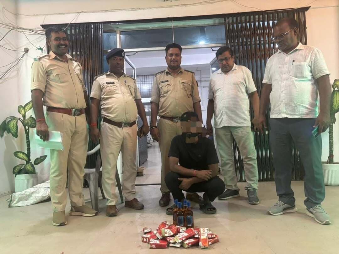 समाहरणालय पूर्णिया,
जनसंपर्क कार्यालय,
प्रेस विज्ञप्ति:1464,
दिनांक:23/9/2026,
==================
अवैध शराब एवं नशीली दवाओं के विरुद्ध मद्यनिषेध विभाग की बड़ी कार्रवाई, तीन गिरफ्तार:-
जिला पदाधिकारी श्री अंशुल कुमार (भा०प्र०से०) के निर्देशानुसार जिले में अवैध शराब एवं नशीली दवाओं के निर्माण,भंडारण,परिवहन और बिक्री के खिलाफ चलाए जा रहे विशेष अभियान के तहत मद्यनिषेध विभाग को मंगलवार को बड़ी सफलता हासिल हुई है।
विभाग ने विभिन्न स्थानों पर छापेमारी कर 5.820 लीटर विदेशी शराब, 15 लीटर देशी चुलाई शराब और भारी मात्रा में अवैध दवाएं जब्त की हैं।
इस कार्रवाई के दौरान तीन अभियुक्तों को गिरफ्तार किया गया है।
कार्रवाई का विवरण:--
सदर (लालबाड़ी NH-31):- मद्यनिषेध टीम ने छापेमारी कर 15.000 लीटर अवैध देशी चुलाई शराब बरामद की। मौके से शराब परिवहन में प्रयुक्त एक साइकिल को भी जब्त किया गया। मामले में विधिसम्मत कार्रवाई जारी है।
डगरुआ (मटवैली):- टीम ने कार्रवाई करते हुए 05.820 लीटर अवैध विदेशी शराब जब्त की और एक अभियुक्त को गिरफ्तार किया।
बनमनखी:- पुलिस एवं ड्रग इंस्पेक्टर के साथ की गई संयुक्त छापेमारी में NDPS एक्ट की धारा 8(c) के तहत भारी मात्रा में प्रतिबंधित दवाएं—Pentazocine Injection IP 30mg/ml (1020 ऐम्पूल) एवं Zerodol-SP (2900 टेबलेट्स) जब्त की गईं।
इस मामले में एक अभियुक्त को गिरफ्तार कर आगे की कानूनी कार्रवाई हेतु बनमनखी थाना को सुपुर्द कर दिया गया है।
मद्यनिषेध विभाग का संदेश एवं अपील:-- पूर्णिया मद्यनिषेध विभाग द्वारा अवैध शराब के निर्माण,परिवहन, भंडारण एवं बिक्री के खिलाफ यह अभियान आगे भी निरंतर जारी रहेगा। शराब कारोबार में संलिप्त व्यक्तियों के विरुद्ध कठोर कानूनी कार्रवाई की जा रही है।
आम नागरिकों से अपील है कि यदि उनके आसपास अवैध शराब या नशीली वस्तुओं के निर्माण,भंडारण या बिक्री से जुड़ी कोई भी जानकारी हो, तो तुरंत मद्यनिषेध विभाग को सूचित करें। सूचना देने वाले व्यक्ति की पहचान पूर्णतः गोपनीय रखी जाएगी।
#cmsamrat
#samratchoudhary