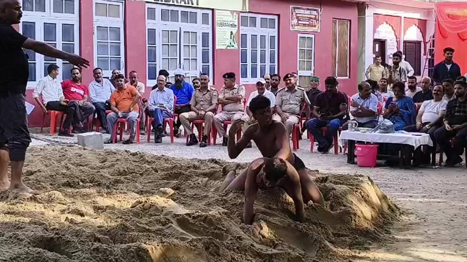 Live:नाहन में दंगल का आगाजः कुश्ती प्रतियोगिता में जुटे नामी पहलवान, अखाड़े में दिखा दमखम*