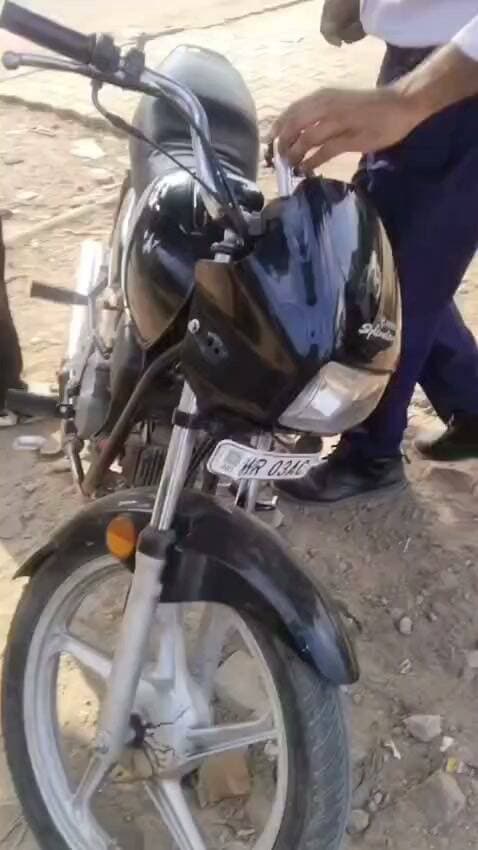अवैध सायरन लगाकर बिना हेलमेट बाइक दौड़ा रहे नाबालिग का पुलिस ने काटा 31 हजार का चालान, बाइक इंपाउंड
नाबालिग बच्चों को वाहन थमाना उनकी जान से खिलवाड़, बच्चों पर नजर रखें अभिभावक: पुलिस कमिश्नर पंकज नैन
पंचकूला / 23 सितंबर:- सड़क सुरक्षा को पुख्ता करने और सार्वजनिक स्थानों पर हुड़दंगबाजी करने वाले चालकों पर शिकंजा कसने के लिए पंचकूला पुलिस ने अपनी कार्रवाई तेज कर दी है।यातायात नियमों की धज्जियां उड़ाने वाले और सड़कों पर हुड़दंग मचाकर आम लोगों की सुरक्षा खतरे में डालने वाले चालकों के खिलाफ पुलिस अब कड़ा रुख अपना रही है। इसी कड़ी में पुलिस टीमों द्वारा शहर के प्रमुख चौकों और संवेदनशील इलाकों में विशेष चेकिंग अभियान चलाए जा रहे हैं, ताकि सड़क दुर्घटनाओं पर अंकुश लगाया जा सके।
डीसीपी क्राइम एंड ट्रैफिक आईपीएस अमरिंदर सिंह के अनुसार, आज पंचकूला के सेक्टर-14 स्थित परशुराम चौक के पास पुलिस टीम ने कार्रवाई करते हुए एक नाबालिग बाइक चालक को रोका। चालक बिना हेलमेट पहने और अवैध रूप से सायरन बजाते हुए बाइक दौड़ा रहा था। जांच के दौरान यातायात नियमों के कई उल्लंघनों की पुष्टि होने पर पुलिस ने तुरंत एक्शन लेते हुए बाइक का 31,000 का भारी-भरकम चालान काटा और वाहन को इंपाउंड कर दिया।
पुलिस कमिश्नर आईपीएस पंकज नैन ने अभिभावकों से विशेष अपील की है। उन्होंने कहा कि 18 साल से कम उम्र के बच्चों और बिना लाइसेंस के नाबालिगों को वाहन सौंपना सीधे तौर पर उनकी जान से खिलवाड़ करने जैसा है। ऐसे चालक न केवल अपनी सुरक्षा को जोखिम में डालते हैं, बल्कि सड़क पर चल रहे अन्य लोगों के लिए भी गंभीर हादसों का कारण बनते हैं।
पुलिस कमिश्नर ने स्पष्ट चेतावनी दी कि बाइक पर अवैध सायरन लगाकर या अन्य तरीकों से सड़कों पर हुड़दंग मचाने वाले तत्वों पर पुलिस की पैनी नजर है और किसी को भी बख्शा नहीं जाएगा। उन्होंने अभिभावकों से आग्रह किया कि वे बच्चों में अच्छे संस्कार विकसित करें और उनकी गतिविधियों पर लगातार नजर रखें। इसके साथ ही उन्होंने जानकारी दी कि पुलिस की टीमें विभिन्न स्कूलों में पहुंचकर बच्चों को यातायात नियमों के प्रति निरंतर जागरूक भी कर रही हैं।