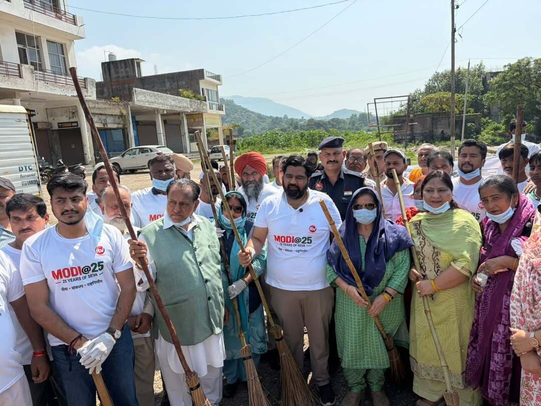 कूड़ा हमारा है तो सफाई भी हम करेंगे, घर हमारा है तो साफ भी हम ही रखेंगे : कार्तिकेय शर्मा
सेवा संकल्प अभियान के तहत राज्यसभा सांसद कार्तिकेय शर्मा और विधायक शक्ति रानी शर्मा ने चलाया स्वच्छता अभियान
पंचकूला, 23 सितंबर। सेवा संकल्प अभियान के तहत बुधवार को राज्यसभा सांसद कार्तिकेय शर्मा और कालका विधायक शक्ति रानी शर्मा ने कालका और पिंजौर में आयोजित स्वच्छता अभियानों में सहभागिता की। इस दौरान कालका कोर्ट परिसर में सफाई अभियान चलाया गया, जबकि पिंजौर धारा मंडल एवं गुरुद्वारा के पास स्थित सात बावड़ियों की सफाई की गई।
सांसद कार्तिकेय शर्मा और विधायक शक्ति रानी शर्मा ने स्वयं सफाई अभियान में हिस्सा लेकर लोगों को स्वच्छता के प्रति अपनी जिम्मेदारी निभाने का संदेश दिया। अभियान से पहले और बाद की तस्वीरों में सफाई के बाद बदली स्थिति स्पष्ट दिखाई दी। इस दौरान जनभागीदारी और सामूहिक प्रयास से सार्वजनिक एवं ऐतिहासिक जलस्रोतों को स्वच्छ और सुंदर बनाए रखने का संदेश दिया गया।
कार्तिकेय शर्मा ने कहा कि प्रधानमंत्री नरेंद्र मोदी से प्रेरणा लेकर उन्होंने स्वच्छता को लेकर यह पहल की है। उन्होंने कहा कि स्वच्छ भारत अभियान ने स्वच्छता को केवल सरकारी कार्यक्रम न रखकर जनभागीदारी का आंदोलन बनाया है। इसी भावना को सेवा संकल्प अभियान के माध्यम से आगे बढ़ाया जा रहा है।
उन्होंने कहा, “कूड़ा हमारा है तो सफाई भी हम करेंगे। घर हमारा है तो साफ भी हम ही रखेंगे। जिस तरह हम अपने घर की स्वच्छता की जिम्मेदारी लेते हैं, उसी तरह अपनी गली, मोहल्ले, गांव, शहर और सार्वजनिक स्थानों को स्वच्छ रखना भी हमारा दायित्व है।”
सांसद ने लोगों से अपील की कि स्वच्छता को किसी अभियान या विशेष दिन तक सीमित न रखें, बल्कि इसे अपनी दिनचर्या और जीवनशैली का हिस्सा बनाएं। उन्होंने कहा कि स्वच्छता अभियान आगे भी जारी रहेगा और सेवा संकल्प अभियान के माध्यम से अधिक से अधिक लोगों को इससे जोड़ा जाएगा।
कालका विधायक शक्ति रानी शर्मा ने भी अभियान में सहभागिता करते हुए लोगों से अपने आसपास स्वच्छता बनाए रखने की अपील की। उन्होंने कहा कि स्वच्छ वातावरण स्वस्थ समाज की बुनियाद है और इसमें प्रत्येक नागरिक की भागीदारी जरूरी है।
अभियान के दौरान स्थानीय नागरिकों और कार्यकर्ताओं ने भी सफाई कार्य में सहयोग किया। कार्यक्रम के माध्यम से संदेश दिया गया कि स्वच्छता केवल अभियान नहीं, हम सभी की साझा जिम्मेदारी है।
अभियान के दौरान भाजपा हरियाणा के संगठन मंत्री फणीन्द्र नाथ शर्मा भी पिंजौर पहुंचे। उन्होंने कहा कि 17 सितंबर से 17 अक्टूबर तक सेवा संकल्प अभियान चलाया जा रहा है, जिसके तहत अलग-अलग कार्यक्रम आयोजित किए जा रहे हैं।
उन्होंने कहा कि सांसद कार्तिकेय शर्मा ने अपनी टीम के साथ पिंजौर की सात बावड़ियों की सफाई में सहभागिता की है। उन्होंने कहा कि प्रधानमंत्री नरेंद्र मोदी द्वारा चलाए जा रहे स्वच्छ भारत मिशन में सभी को सहयोगी बनना चाहिए। उन्होंने कहा कि देश की जनता स्वच्छता को लेकर जागरूक हो रही है और जनभागीदारी से स्वच्छता अभियान को और मजबूती मिल सकती है।
इस अवसर पर नगर परिषद कालका के चेयरमैन कृष्ण लाल लांबा, प्रदेश महामंत्री गोपाल शर्मा और पंचकूला जिला अध्यक्ष अजय मित्तल सहित अन्य कार्यकर्ता एवं स्थानीय लोग मौजूद रहे।