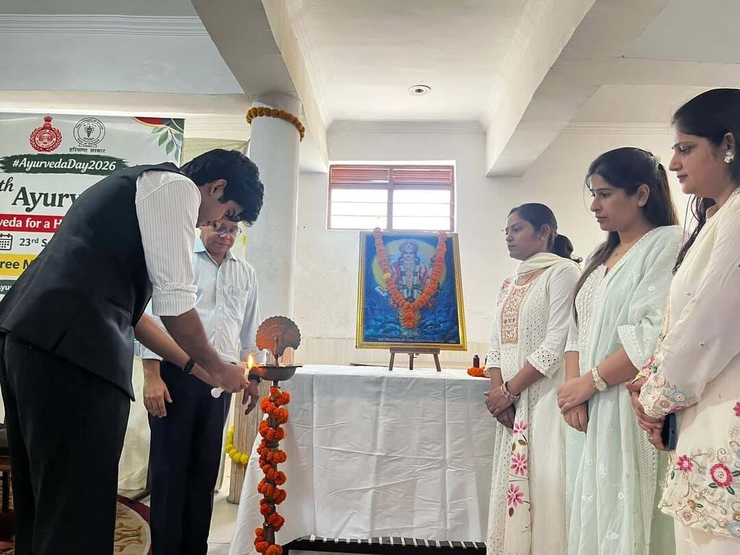 11वें आयुर्वेद दिवस पर स्वास्थ्य जागरूकता एवं स्वास्थ्य शिविर का आयोजन
पंचकूला, 23 सितंबर: आज सनातन धर्म मंदिर, सेक्टर-16, पंचकूला में 11वें आयुर्वेद दिवस के उपलक्ष्य में स्वास्थ्य जागरूकता कार्यक्रम एवं स्वास्थ्य शिविर का आयोजन किया गया। कार्यक्रम में वार्ड नंबर 6 के पार्षद श्री पार्थ गुप्ता मुख्य अतिथि के रूप में उपस्थित रहे।
कार्यक्रम का आयोजन जिला आयुर्वेदिक अधिकारी डॉ. दिलीप मिश्रा की अध्यक्षता में किया गया।
कार्यक्रम का शुभारंभ मुख्य अतिथि श्री पार्थ गुप्ता द्वारा दीप प्रज्वलित कर किया गया। इस अवसर पर उन्होंने उपस्थित लोगों को आयुर्वेद को अपनी दैनिक जीवनशैली में अपनाने की शपथ दिलाई। जिला आयुर्वेदिक अधिकारी डॉ. दिलीप मिश्रा ने शिविर में उपलब्ध स्वास्थ्य सेवाओं एवं विभिन्न गतिविधियों की विस्तृत जानकारी दी तथा आयुर्वेद के माध्यम से स्वस्थ जीवनशैली अपनाने एवं रोगों की रोकथाम के महत्व के बारे में लोगों को जागरूक किया।
शिविर के दौरान आयुर्वेदिक ओपीडी एवं होम्योपैथिक ओपीडी संचालित की गईं, जिनमें बड़ी संख्या में लोगों ने स्वास्थ्य जांच, चिकित्सकीय परामर्श एवं उपचार संबंधी सेवाओं का लाभ उठाया। इसके अतिरिक्त, उपस्थित लोगों को पंचकर्म चिकित्सा एवं योग के महत्व तथा उनके स्वास्थ्य लाभों के बारे में भी जानकारी प्रदान की गई।
इस अवसर पर श्री पार्थ गुप्ता ने उपस्थित लोगों को आयुर्वेद को अपनी दैनिक जीवनशैली में अपनाने तथा समय-समय पर स्वास्थ्य जांच करवाने के लिए प्रेरित किया। उन्होंने सेक्टर-16 के निवासियों से स्वास्थ्य शिविर में पहुंचकर चिकित्सकीय जांच एवं परामर्श लेने का आह्वान किया।
श्री पार्थ गुप्ता ने स्वयं भी स्वास्थ्य शिविर में चिकित्सकीय जांच करवाकर चिकित्सकीय परामर्श लिया। इसके माध्यम से उन्होंने आमजन को नियमित स्वास्थ्य जांच एवं स्वास्थ्य के प्रति जागरूक रहने का संदेश दिया।
शिविर में कुल 215 लोगों ने स्वास्थ्य सेवाओं का लाभ उठाया।
शिविर का उद्देश्य आमजन को आयुर्वेद एवं समग्र स्वास्थ्य पद्धतियों के प्रति जागरूक करना तथा उन्हें उनके निकट स्वास्थ्य सेवाएं उपलब्ध करवाना रहा।