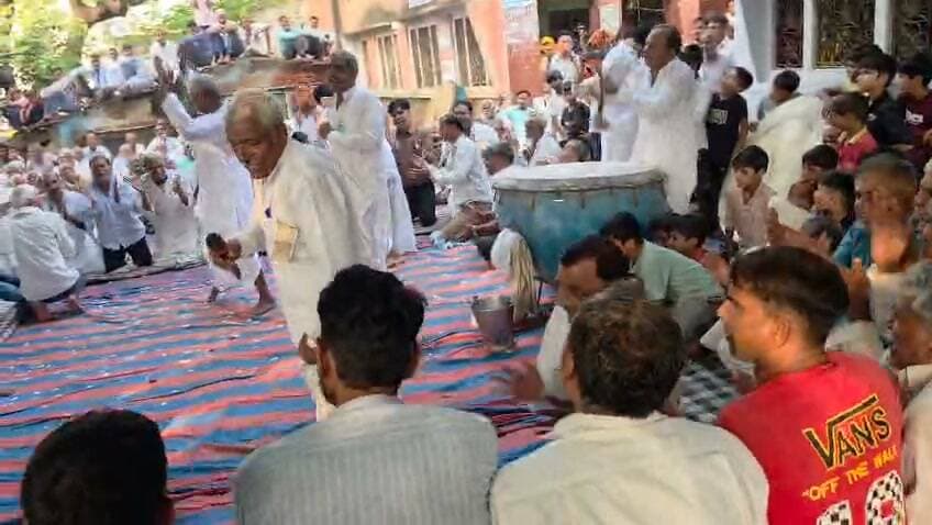 *मीना बड़ौदा में कन्हैया पद दंगल, गायन पार्टियों ने सुनाई पौराणिक कथाएं*
*तीन गायन पार्टियों ने दी प्रस्तुतियां, धार्मिक प्रसंगों के साथ सामाजिक कुरीतियों से दूर रहने का दिया संदेश*
गंगापुर सिटी,वजीरपुर उपखंड क्षेत्र के मीना बड़ौदा गांव में बुधवार को दस बिस्बा बाजार में एक दिवसीय कन्हैया पद दंगल का आयोजन किया गया। दंगल में मीना बड़ौदा, शिखीपुरा और घूमणा-दौसा से आई तीन गायन पार्टियों ने भाग लिया। कलाकारों ने पारंपरिक पद गायन के माध्यम से पौराणिक कथाओं और धार्मिक प्रसंगों को जीवंत अंदाज में प्रस्तुत किया। दिनभर चले आयोजन में बाजार में लोक संस्कृति और भक्ति के सुर गूंजते रहे।
पदों के जरिए पौराणिक प्रसंगों का किया वर्णन-
गायन पार्टियों ने बारी-बारी से अलग-अलग पौराणिक कथाओं और धार्मिक प्रसंगों पर आधारित पदों की प्रस्तुति दी। पारंपरिक वाद्य यंत्रों की संगत के साथ कलाकारों ने अपनी विशिष्ट गायन शैली में कथाओं का वर्णन किया। कलाकारों के बीच संवाद और पद गायन की प्रस्तुति ने श्रोताओं को बांधे रखा। प्रभावी प्रस्तुतियों पर ग्रामीणों ने तालियां बजाकर कलाकारों का उत्साह बढ़ाया।
बुजुर्गों के साथ युवा और महिलाएं भी पहुंचीं-
दस बिस्बा बाजार में आयोजित कार्यक्रम में मीना बड़ौदा सहित आसपास के गांवों से बड़ी संख्या में ग्रामीण पहुंचे। बुजुर्गों के साथ युवा और महिलाएं भी पद दंगल सुनने के लिए मौजूद रहीं। पारंपरिक लोक गायन और वाद्य यंत्रों की धुनों से पूरा माहौल सांस्कृतिक रंग में रंगा नजर आया। ग्रामीणों ने कहा कि ऐसे आयोजन लोक कला और पुरानी परंपराओं को आगे बढ़ाने में महत्वपूर्ण भूमिका निभाते हैं।
भक्ति के साथ सामाजिक संदेश भी दिए-
गायन पार्टियों ने धार्मिक कथाओं के साथ सामाजिक विषयों पर आधारित पद भी प्रस्तुत किए। कलाकारों ने आपसी भाईचारा, सामाजिक एकता, शिक्षा, नशामुक्ति और सामाजिक कुरीतियों से दूर रहने का संदेश दिया। इससे कार्यक्रम में धार्मिक एवं सांस्कृतिक प्रस्तुतियों के साथ सामाजिक जागरूकता की झलक भी देखने को मिली।
तीनों पार्टियों ने बांधा समां-
मीना बड़ौदा, शिखीपुरा और घूमणा-दौसा से आई गायन पार्टियों ने अपनी प्रस्तुतियों से कार्यक्रम में रंग जमा दिया। कलाकारों के पदों पर श्रोताओं ने तालियों के साथ दाद दी। पूरे आयोजन के दौरान ग्रामीणों में उत्साह बना रहा। एक दिवसीय कन्हैया पद दंगल ने लोक संस्कृति, पारंपरिक पद गायन और धार्मिक कथाओं को एक मंच पर जीवंत किया।