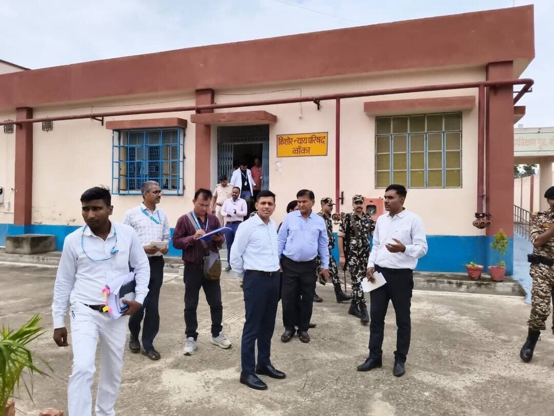 जिला पदाधिकारी, बांका श्री अंशुल अग्रवाल द्वारा बुधवार को पर्यवेक्षण गृह का निरीक्षण किया गया।
निरीक्षण के दौरान जिला पदाधिकारी ने पर्यवेक्षण गृह में रह रहे किशोरों से संवाद कर उनकी स्थिति, उपलब्ध सुविधाओं, खान-पान, पढ़ाई एवं कर्मियों द्वारा किए जा रहे व्यवहार के संबंध में जानकारी ली।
जिला पदाधिकारी ने बच्चों से उनकी उम्र, उनके द्वारा की जा रही पढ़ाई तथा पर्यवेक्षण गृह में उपलब्ध सुविधाओं के बारे में जानकारी प्राप्त की। उन्होंने बच्चों से उनके साथ किए जाने वाले व्यवहार एवं किसी प्रकार की समस्या के संबंध में भी बातचीत की।
निरीक्षण के दौरान सभी कर्मी उपस्थित पाए गए।
जिला पदाधिकारी ने पर्यवेक्षण गृह में कार्यरत कर्मियों को बच्चों के साथ सौम्य एवं संवेदनशील व्यवहार करने का निर्देश दिया। उन्होंने कहा कि बच्चों के मानसिक एवं शारीरिक विकास के लिए सकारात्मक एवं स्वस्थ वातावरण उपलब्ध कराया जाना आवश्यक है। बच्चों के मनोरंजन एवं सर्वांगीण विकास के लिए खेलकूद जैसी गतिविधियों को बढ़ावा देने का भी निर्देश दिया गया।
जिला पदाधिकारी ने सिविल सर्जन को निर्देशित किया कि सप्ताह में एक दिन मनोवैज्ञानिक (Psychologist) को पर्यवेक्षण गृह भेजकर बच्चों से संवाद , आवश्यक परामर्श एवं सुधारात्मक कार्य किए जाएं। साथ ही, बच्चों के विकास से संबंधित गतिविधियों एवं उनकी प्रगति पर भी नियमित ध्यान देने का निर्देश दिया गया।
इसी क्रम में एक आवाशित किशोर द्वारा परिवीक्षा पदाधिकारी कल्याणी कुमारी के द्वारा कथित रूप से अनुचित व्यवहार किए जाने की शिकायत की गई। जिला पदाधिकारी ने मामले को गंभीरता से लेते हुए संबंधित परिचारी से स्पष्टीकरण प्राप्त करने का निर्देश दिया।
निरीक्षण के क्रम में जिला पदाधिकारी द्वारा चिकित्सा कक्ष, खान-पान कक्ष एवं रसोईघर का भी निरीक्षण किया गया तथा बच्चों को उपलब्ध कराई जा रही सुविधाओं की स्थिति का जायजा लिया गया। उन्होंने संबंधित कर्मियों को बच्चों से नियमित रूप से संवाद करते रहने तथा उनकी समस्याओं एवं आवश्यकताओं की जानकारी लेते हुए समय पर समाधान सुनिश्चित करने का निर्देश दिया।
जिला पदाधिकारी ने यह भी निर्देशित किया कि पर्यवेक्षण गृह का निरीक्षण करने वाले पदाधिकारियों द्वारा दिए गए सुझावों एवं निर्देशों का अनुपालन सुनिश्चित किया जाए तथा बच्चों के हित एवं विकास को सर्वोच्च प्राथमिकता दी जाए।
#CMSamrat
#samratchoudhary