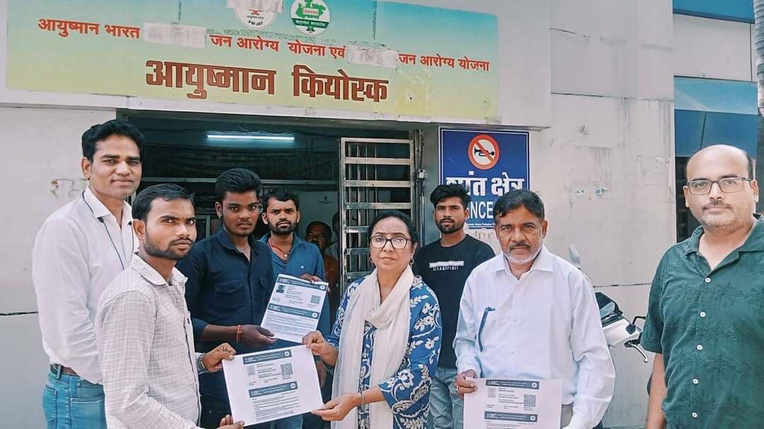 आयुष्मान दिवस पर जिला चिकित्सालय में हितग्राहियों को मिले आयुष्मान कार्ड
==
जिले में 9 लाख 38 हजार 216 कार्ड बने,
=
70 वर्ष से अधिक आयु के नागरिकों को भी स्वास्थ्य सुरक्षा कवच
===
बीमारी के समय उपचार के खर्च की चिंता कम करने में आयुष्मान भारत प्रधानमंत्री जन आरोग्य योजना जरूरतमंद परिवारों के लिए मजबूत सहारा बनी है। आयुष्मान दिवस के अवसर पर आज जिला चिकित्सालय में कार्यक्रम आयोजित कर हितग्राहियों को आयुष्मान कार्ड प्रदान किए गए।
कार्यक्रम में आयुष्मान योजना के नोडल अधिकारी एवं जिला स्वास्थ्य अधिकारी ने योजना के लाभों की जानकारी दी। बताया गया कि जिले में अब तक 9 लाख 38 हजार 216 आयुष्मान कार्ड बनाए जा चुके हैं। जिला चिकित्सालय दमोह में 81000 लाभार्थियों को लगभग 135 करोड़ राशि तक का इलाज निःशुल्क मुहैया कराया जा चुका है ।
भारत सरकार द्वारा आयुष्मान भारत योजना के तहत 27 चिकित्सा विशेषज्ञताओं में 1,961 उपचार प्रक्रियाओं के माध्यम से उपचार की सुविधा बनाई गई है।
आयुष्मान भारत में परिवार को रू 5 लाख का स्वास्थ्य कवच
डॉ. चटर्जी ने बताया कि आयुष्मान भारत के तहत पात्र परिवार को प्रतिवर्ष रू 5 लाख तक का स्वास्थ्य कवरेज मिलता है। वहीं 70 वर्ष एवं उससे अधिक आयु के सभी वरिष्ठ नागरिकों को आयुष्मान वय वंदना कार्ड के माध्यम से प्रति परिवार रू 5 लाख तक का स्वास्थ्य कवरेज मिलता है, जिसमें आय वर्ग की बाध्यता नहीं है। अर्थात आयुष्मान भारत में सुरक्षा कवच परिवार के लिए, जबकि वय वंदना में 70$ वरिष्ठ नागरिक के लिए व्यक्तिगत रूप से उपलब्ध है।
कार्यक्रम के दौरान 5 हितग्राहियों को प्रतीकात्मक रूप से हेल्थ आईडी (आभा आईडी) बनाकर दी गई। डाँ चटर्जी ने बताया कि इससे स्वास्थ्य संबंधी जानकारी को डिजिटल रूप से सुरक्षित रखने और आवश्यकता के समय उपचार में उपयोग करने में सुविधा मिलती है। आयुष्मान दिवस पर नागरिकों को आयुष्मान कार्ड बनवाने के साथ डिजिटल स्वास्थ्य पहचान के महत्व के प्रति भी जागरूक किया गया।
