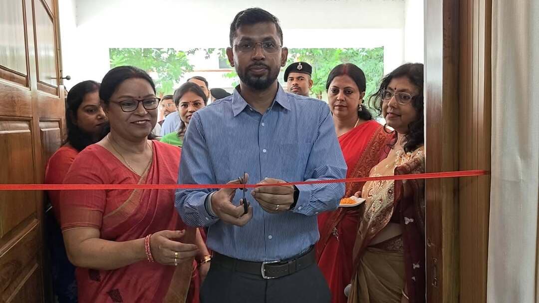 समाहरणालय में राष्ट्रीय पोषण माह, 2026 के अवसर पर भव्य समारोह का आयोजन
--------------------------
कुपोषण का प्रमुख कारण गरीबी न होकर जागरूकता की कमी होना है; स्वच्छता एवं कुप्रथाओं के प्रति व्यवहार-परिवर्तन से पोषण की स्थिति में काफी सुधार आएगाः जिलाधिकारी
-------------------------------
पोषण अभियान में मुजफ्फरपुर जिला के राज्य में प्रथम स्थान प्राप्त करने पर जिलाधिकारी ने हर्ष व्यक्त किया
=====================
पूरे आईसीडीएस परिवार पर जिला प्रशासन को गर्व; हमारे डीपीओ, सीडीपीओ, महिला पर्यवेक्षिका तथा आँगनबाडी सेविका एवं सहायिका पोषण अभियान के ब्रैंड-एम्बेसडरः डीएम
-----------------------
कुपोषित बच्चों को चिह्नित कर उनके स्वास्थ्य में सुधार लाने के लिए मिशन मोड में कार्य करें: जिलाधिकारी ने अधिकारियों को दिया निर्देश
-------------------------------
जिलाधिकारी, मुजफ्फरपुर श्री कुमार गौरव ने कहा है कि कुपोषण का प्रमुख कारण गरीबी न होकर लोगों में जागरूकता की कमी होना है। वे आज समाहरणालय स्थित सभागार में 9वें राष्ट्रीय पोषण माह (9 सितंबर से 8 अक्टूबर, 2026 तक) के अवसर पर आयोजित जिला-स्तरीय कार्यक्रम को संबोधित कर रहे थे। उन्होंने कहा कि बच्चे देश के भविष्य हैं। बच्चों, किशोरों/किशोरियों एवं महिलाओं में कुपोषण दूर करने के लिए वृहद स्तर पर जागरूकता अभियान चलाया जाए। माता-पिता एवं अभिभावकों को जागरूक किया जाए। जिलाधिकारी ने कहा कि कुपोषण के दुश्चक्र को तोड़ने के लिए व्यवहार-परिवर्तन आवश्यक है। समाज में व्याप्त कुप्रथाओं के विरूद्ध एवं स्वच्छता के प्रति लोगों को जागरूक होना पडे़गा।
जिलाधिकारी ने कहा कि सरकार द्वारा इस क्षेत्र में उल्लेखनीय कार्य किया जा रहा है। शिशु पोषण सरकार की प्राथमिकताओं में से एक है। बाल-विवाह के विरूद्ध अभियान, दहेज-प्रथा पर रोक, मद्य-निषेध जैसे समाज सुधार अभियानों के बदौलत समाजिक स्तर पर क्रांति आई है। कुपोषण, शिशु मृत्यु दर, मातृ मृत्यु दर तथा कुल प्रजनन दर में काफी कमी आई है। लोगों के जीवन-स्तर में सुधार हुआ है तथा सामाजिक, आर्थिक एवं शैक्षणिक क्षेत्र में गुणात्मक परिवर्तन आया है।
डीएम ने कहा कि पूरे आईसीडीएस परिवार पर जिला प्रशासन को गर्व है। हमारे डीपीओ आईसीडीएस, सीडीपीओ, महिला पर्यवेक्षिका तथा आँगनबाडी सेविका एवं सहायिका पोषण अभियान के ब्रैंड-एम्बेसडर हैं। इनके द्वारा अच्छा कार्य किया जा रहा है। लक्ष्य के अनुरूप शत-प्रतिशत उपलब्धि हासिल की जाती है। उन्होंने कहा कि आईसीडीएस के अधिकारी एवं कर्मी क्षेत्रों में बच्चियों एवं छात्र-छात्राओं के साथ समय समय पर इन्टरैक्शन भी करें ताकि उन्हें भी आपके अनुभव का लाभ मिले।
*जिलाधिकारी ने हर्ष व्यक्त करते* हुए कहा कि पोषण अभियान में मुजफ्फरपुर जिला राज्य में प्रथम स्थान पर है। उन्होंने कहा कि इसके लिए आप सभी बधाई के पात्र हैं। आपलोगों के अथक प्रयास से यह संभव हुआ है। जिलाधिकारी ने कहा कि पोषण की स्थिति में सुधार के कारण जिला में विगत 4 वर्षों से चमकी बुख़ार से संबंधित कोई मामला प्रकाश में नहीं आया है। आगे भी आपलोग महिला एवं बाल विकास के क्षेत्र में बेहतर कार्य करेंगे ऐसा मुझे पूर्ण विश्वास है।
कार्यक्रम के प्रारंभ में जिलाधिकारी, जिला कार्यक्रम पदाधिकारी आईसीडीएस एवं अन्य अधिकारियों ने संयुक्त रूप से दीप-प्रज्जवलन कर कार्यशाला का शुभांरभ किया। जिला प्रोग्राम पदाधिकारी आईसीडीएस द्वारा पोषण अभियान के तहत पोषण माह के तहत जिला अंतर्गत किये जा रहे कार्यों का विस्तार से वर्णन किया गया। जिलाधिकारी ने इस अवसर पर लगाए गए पोषण स्टॉल्स का भी निरीक्षण किया। कार्यशाला को संबोधित करते हुए उन्होंने कहा कि मिशन सक्षम आंगनवाड़ी एवं पोषण 2.0 के अंतर्गत प्रत्येक वर्ष सितंबर माह में राष्ट्रीय पोषण माह मनाया जाता है। इस वर्ष का पोषण माह का मुख्य विषय ’’हमारी आंगनवाड़ी, हमारी जिम्मेदारी’’ है। इसके अंतर्गत पाँच उप-विषयों पर आधारित गतिविधियों का आयोजन किया जा रहा है। ये उप विषय हैं: आहार विविधता एवं पर्याप्त प्रोटीन, आंगनवाड़ी केंद्रों पर ताजा एवं गर्म पका भोजन (एचसीएम), सामुदायिक स्वामित्व एवं जवाबदेही, बाल विकास हेतु पोषण एवं प्रारंभिक उद्दीपन तथा प्रधानमंत्री मातृ वंदना योजना (पीएमएमवीवाय)/ मातृ स्वास्थ्य हेतु नकद अंतरण।
आज के कार्यक्रम में इन महत्वपूर्ण उप विषयों से सम्बंधित एवं अन्य प्रासंगिक थीम पर स्टॉल्स लगाया गया जो इस प्रकार है:
स्टाॅल 1. आहार विविधता एवं पर्याप्त प्रोटीन
स्टाॅल 2. आंगनवाड़ी केंद्रों पर ताजा एवं गर्म पका भोजन (एचसीएम)
स्टाॅल 3. सामुदायिक स्वामित्व एवं जवाबदेही
स्टाॅल 4. बाल विकास हेतु पोषण एवं प्रारंभिक उद्दीपन
स्टाॅल 5. प्रधानमंत्री मातृ वंदना योजना (पीएमएमवीवाय)/ मातृ स्वास्थ्य हेतु नकद अंतरण
स्टाॅल 6. मुख्यमंत्री कन्या उत्थान योजना
स्टाॅल 7. हेल्दी बेबी शो(05 स्वस्थ बच्चे को पुरस्कृत किया गया)
स्टाॅल 8. गोदभराई एवं अन्नप्राशन (एक-एक लाभुक का गेदभराई एवं अन्नप्रासन कराया गया।
ज़िलाधिकारी ने अधिकारियों एवं कर्मियों को संबोधित करते हुए कहा कि गाँव स्तरों पर इन विषयों से संबंधित किये जा रहे कार्यों को बतायें ताकि जन-जन को जागरूक किया जा सके। उन्होंने सभी से अपील की कि पोषण अभियान के माध्यम से पोषण संबंधी सभी आवश्यक तथ्यों से समुदाय को अनिवार्य रुप से जागरूक किया जाए। जिलाधिकारी ने कहा कि यह एक बहुत अच्छा अभियान है। बिहार विकसित तभी होगा जब हर बच्चा स्वस्थ होगा।
जिलाधिकारी ने अधिकारियों को निर्देश दिया कि कुपोषित बच्चों को चिह्नित कर उनके स्वास्थ्य में सुधार लाने के लिए मिशन मोड में कार्य करें।
जिलाधिकारी द्वारा इस अवसर पर बच्चों, किशोरों/ किशोरियों तथा महिलाओं को कुपोषणमुक्त, स्वस्थ एवं मजबूत बनाने के लिए उपस्थित सभी लोगों को पोषण शपथ दिलाई गई। जिलाधिकारी द्वारा प्रत्येक परियोजना से 01-01 उत्कृष्ट कार्य करने वाली आँगनबाड़ी सेविका को प्रशस्ति पत्र देकर सम्मानित किया गया। साथ ही स्कूल पूर्व शिक्षा में नामांकित बच्चों को विद्यारम्भ प्रमाण पत्र भी दिया गया। मुख्यमंत्री कन्या उत्थान योजना एवं प्रधानमृत्री मातृ वन्दना योजना के लाभुक को चेक प्रदान किया गया। जिलाधिकारी ने सभी पदाधिकारियों तथा कर्मियों को आगे भी अच्छा प्रदर्शन करने के लिए प्रोत्साहित किया।
जिलाधिकारी ने कहा कि आईसीडीएस द्वारा दी जानेवाली सेवाओं में पारदर्शिता और नियमित सेवाओं की उपलब्धता सुनिश्चित कराने की जिम्मेवारी आंगनबाड़ी सेविका, महिला पर्यवेक्षिका और बाल विकास परियोजना पदाधिकारियों की है और वे इसे अच्छी तरह कर रहे हैं। उन्होंने सभी विभागों से बेहतर समन्वय स्थापित कर निर्धारित लक्ष्य प्राप्त करने और जन-जन को पोषण के सम्बंध में जागरूक करने का निदेश दिया।
विदित हो कि सरकार के निदेश के आलोक में पूरे जिला में पोषण माह का आयोजन हो रहा है। जिला में अनेक कार्यक्रम का आयोजन किया जा रहा है। लोगों को पोषण अभियान से जुड़ने के लिए प्रेरित किया जा रहा है। स्वास्थ्य तथा पोषण के संबंध में लोगों को जागरूक किया जा रहा है। ज़िलाधिकारी ने कहा कि जन-जन को स्वास्थ्य एवं पोषण के बारे में लगातार अवगत कराना आवश्यक है। उन्होंने कहा कि सूक्ष्म कार्य योजना के अनुसार वार्ड, आंगनबाड़ी केन्द्रों, बाल विकास परियोजनाओं तथा जिला स्तर पर जागरूकता कार्यक्रमों का आयोजन किया जा रहा है। डीएम ने विभिन्न विभागों यथा स्वास्थ्य, पंचायती राज, कल्याण, बाल संरक्षण, जीविका, शिक्षा, आईसीडीएस, पीएचईडी आदि के जिला-स्तरीय पदाधिकारियों को अन्तर्विभागीय समन्वय सुनिश्चित कर जन-जागरूकता फैलाने का निदेश दिया।
ज़िलाधिकारी ने कहा कि *महिलाओं एवं बच्चों का सर्वांगीण विकास प्रशासन की सर्वाेच्च प्राथमिकता* है। सभी सम्बद्ध पदाधिकारी इसके लिए *सजग, तत्पर एवं प्रतिबद्ध* रहें।
आज के इस अवसर पर जिला स्तरीय पदाधिकारियों के साथ जिला प्रोग्राम पदाधिकारी, आई.सी.डी.एस., सभी बाल विकास परियोजना पदाधिकारी, सभी महिला पर्यवेक्षिका, सभी प्रखंड समन्वयक,संबंधित आँगनबाड़ी सेविकाएँ एवं जिला प्रोग्राम कार्यालय के कर्मी उपस्थित थे।
#CMSamrat
#samratchoudhary
CMO Bihar
Samrat Choudhary
Information & Public Relations Department, Government of Bihar
#PoshanAbhiyan
#PoshanMaah