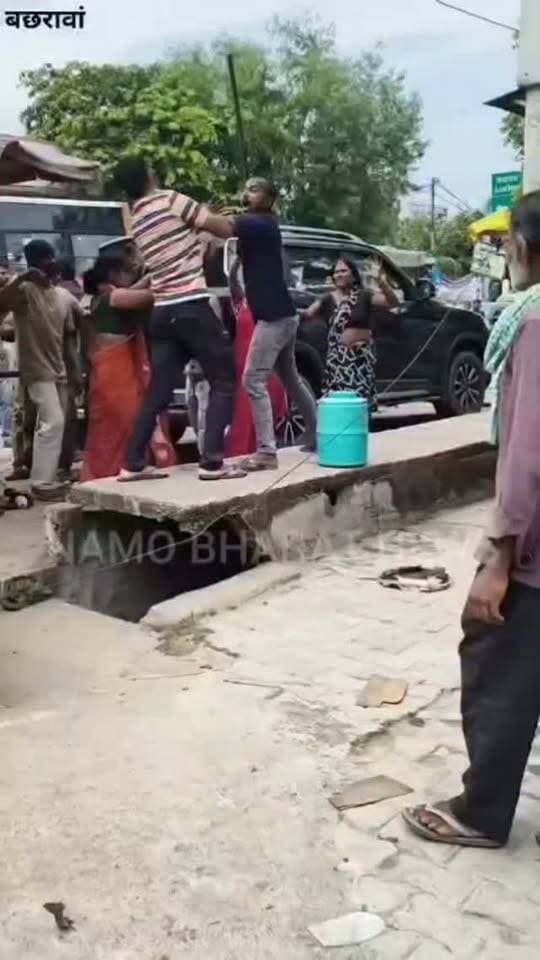 रायबरेली
थाने के बगल में फल विक्रेता और ऑटो चालक में मारपीट।
ठेले के सामने ऑटो खड़ा करने को लेकर शुरू हुआ विवाद।
दोनों पक्षों में जमकर मारपीट, तराजू-बांट और डंडों से हमले का वीडियो वायरल।
मारपीट के दौरान दोनों पक्षों के अन्य लोग भी हुए शामिल।
बछरावां थाना क्षेत्र के बगल का मामला