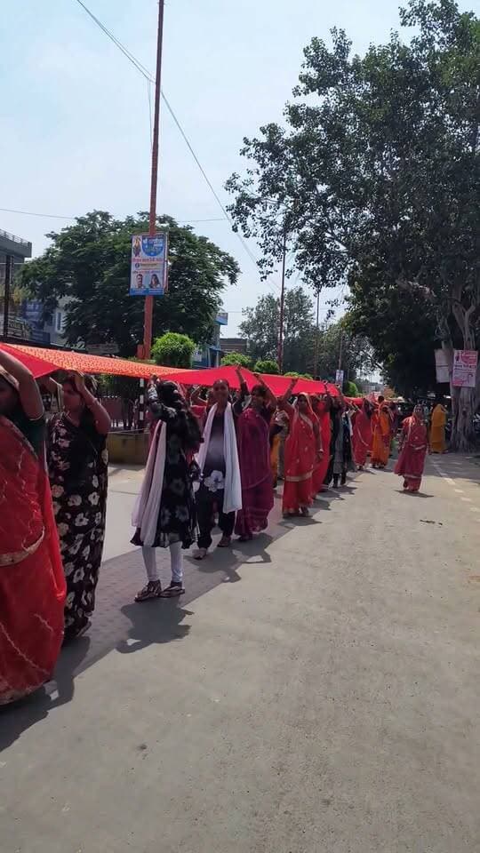 1001 फीट लंबी चुनर यात्रा गरोठ से गुजरी गरोठ में 1001 फीट लंबी चुनर यात्रा का भव्य नजारा देखने को मिला। सैकड़ों की संख्या में महिलाओं ने चुनर को थामकर यात्रा में सहभागिता की। यह चुनरी यात्रा दुधाखेड़ी माताजी के दरबार की ओर जा रही है।
#गरोठ #चुनरीयात्रा #दुधाखेड़ीमाताजी #माताजी #धार्मिकयात्रा #यशस्वीदुनिया