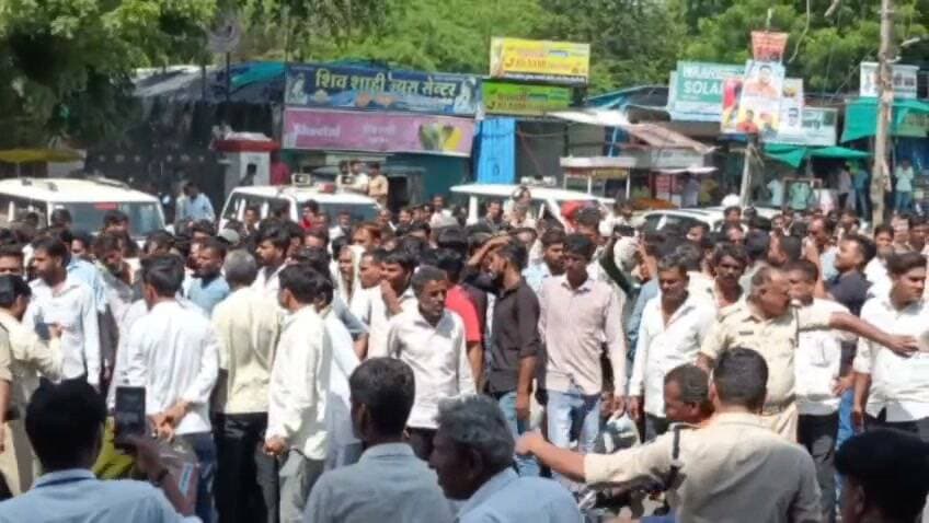 दीपाखेड़ा हत्याकांड के विरोध में जुटे परिजन
सीतामऊ। दीपाखेड़ा में सुरेश सूर्यवंशी की डंडों से पीटकर हत्या के विरोध में बुधवार को परिजन व समाजजन लदूना चौराहे पर एकत्रित हुए।