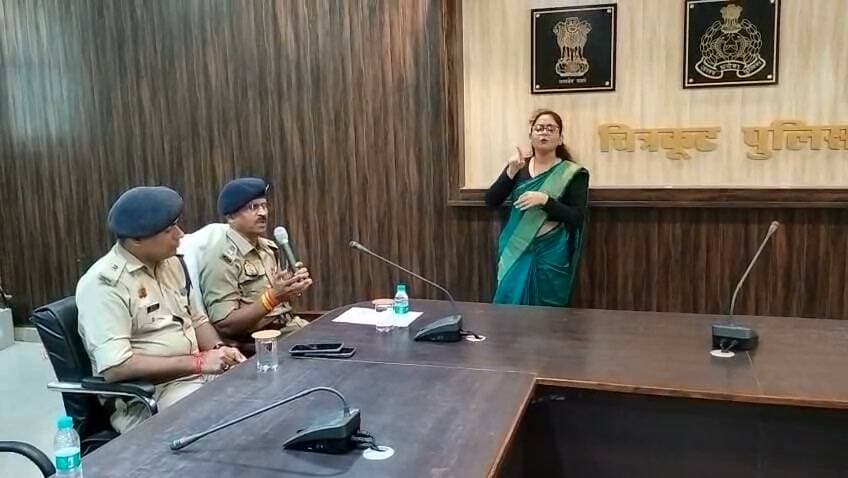 अंतर्राष्ट्रीय सांकेतिक भाषा दिवस के अवसर पर पुलिस कार्यालय स्थित राघव प्रेक्षागार में एक दिवसीय सांकेतिक भाषा प्रशिक्षण कार्यक्रम का आयोजन
आज दिनांक 23.09.2026 को पुलिस अधीक्षक चित्रकूट अरुण कुमार सिंह की अध्यक्षता में अपर पुलिस अधीक्षक पीयूषकांत राय की उपस्थिति में पुलिस अधीक्षक कार्यालय स्थित राघव प्रेक्षागार में अंतर्राष्ट्रीय सांकेतिक भाषा दिवस के अवसर पर एक दिवसीय सांकेतिक भाषा प्रशिक्षण कार्यक्रम का आयोजन किया गया।
यह प्रशिक्षण कार्यक्रम अखिल उत्तर प्रदेश बधिर संस्था (AUPAD) सम्बद्ध अखिल भारतीय बधिर संघ, नई दिल्ली के सहयोग से आयोजित किया गया, जिसका उद्देश्य जनपद के समस्त पुलिस अधिकारियों एवं कर्मचारियों को मूक-बधिर जन के साथ संवाद स्थापित करने में सक्षम बनाना है।
कार्यक्रम की मुख्य बातें -
1. कार्यक्रम का शुभारम्भ पुलिस अधीक्षक द्वारा किया गया। उन्होंने अपने उद्बोधन में कहा कि पुलिस का कार्य सभी वर्गों की सहायता करना है। अक्सर मूक-बधिर पीड़ित अपनी बात थाने पर आकर नहीं कह पाते हैं, जिससे उन्हें न्याय में कठिनाई होती है। इस प्रशिक्षण से पुलिसकर्मी सांकेतिक भाषा के माध्यम से उनकी पीड़ा को समझ सकेंगे और त्वरित सहायता प्रदान कर सकेंगे।
2. इस प्रशिक्षण में अखिल उत्तर प्रदेश बधिर संस्था के प्रशिक्षकों 1. चंद्रमणि त्रिपाठी 2. राजवीर सिंह 3. दुर्गा गिरी 4. कलावती 5. आशीष कुमार 6. सौरभ कुमार पटेल 7. प्रगति दुबे द्वारा पुलिस अधिकारियों/कर्मचारियों को सांकेतिक भाषा के मूलभूत शब्द, अभिवादन, सहायता मांगना, अपना नाम बताना, अपराध/घटना के सम्बन्ध में जानकारी देना, जैसे महत्वपूर्ण संकेतों का व्यावहारिक प्रशिक्षण दिया गया।
3. प्रशिक्षकों द्वारा बताया गया कि 23 सितम्बर को प्रतिवर्ष अंतर्राष्ट्रीय सांकेतिक भाषा दिवस मनाया जाता है, ताकि समाज में सांकेतिक भाषा के प्रति जागरूकता बढ़ाई जा सके।
इस अवसर पर प्रतिसार निरीक्षक रामा शीष यादव,पीआरओ पंकज तिवारी एवं AUPAD के पदाधिकारी/प्रशिक्षकगण उपस्थित रहे।