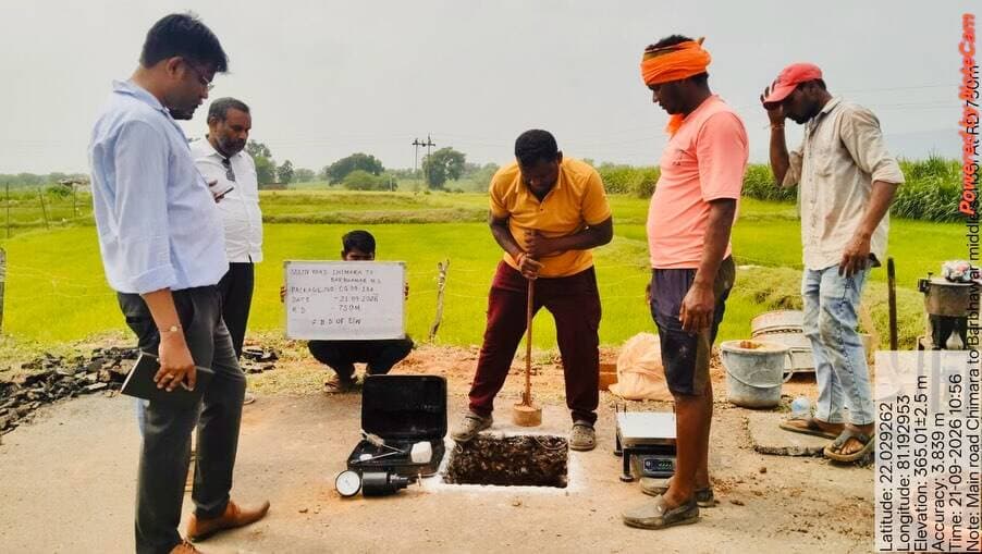 चिमरा-बरभांवर मार्ग पर प्रधानमंत्री ग्राम सड़क योजना के तहत निर्माण कार्य का निरीक्षण कर सड़क की विभिन्न परतों एवं निर्माण सामग्री की गुणवत्ता की जांच की गई। परीक्षणों में निर्माण कार्य निर्धारित मानकों के अनुरूप पाया गया।
सड़क के शेष कार्य को निर्धारित गुणवत्ता एवं समय-सीमा में पूर्ण करने के निर्देश दिए गए। सड़क के डामरीकरण को नुकसान पहुंचाने वालों के विरुद्ध नियमानुसार कार्रवाई प्रस्तावित की गई है।
#PMGSY #SevaSankalpAbhiyan #GraminSadak #Kabirdham