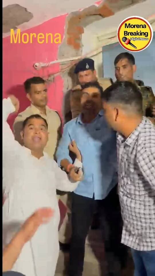 जौरा जनपद की मीटिंग में जमकर बवाल! सीईओ और सदस्यों पर लगाए भ्रष्टाचार के गंभीर आरोप👇
पक्ष-विपक्ष के आरोप-प्रत्यारोप के बीच हंगामा, पुलिस ने विपक्षी दल के जनपद सदस्यों को खींचकर बाहर निकाला
आज फिर नहीं हो पाई जनपद सदस्यों की बैठक!
बैठक स्थल पर पुलिस बल तैनात, हंगामे के बाद माहौल गरमाया।#morena2025 #मुरैना #gwaliorbreaking #trendingpost2024 #morena