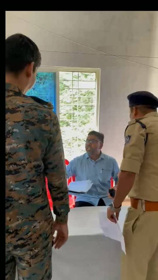 जौरा जनपद की मीटिंग में जमकर बवाल!
पक्ष-विपक्ष के आरोप-प्रत्यारोप के बीच हंगामा, पुलिस ने विपक्षी दल के जनपद सदस्यों को खींचकर बाहर निकाला
आज फिर नहीं हो पाई जनपद सदस्यों की बैठक!
बैठक स्थल पर पुलिस बल तैनात, हंगामे के बाद माहौल गरमाया।