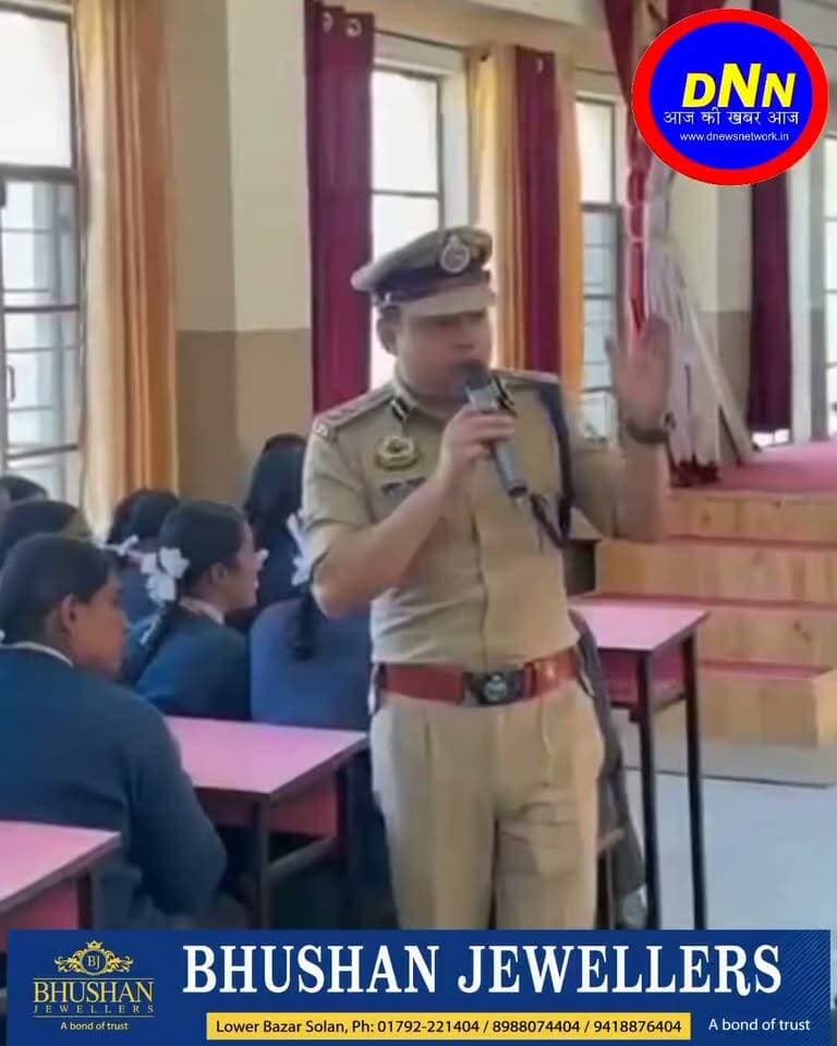 SSP शिमला का विद्यार्थियों से प्यार भरा संवाद
SSP शिमला श्री गौरव सिंह, IPS ने GSSS मतियाना के विद्यार्थियों से आत्मीय एवं संवादात्मक मुलाकात की।
इस दौरान विद्यार्थियों से उनके सपनों, लक्ष्यों और भविष्य को लेकर खुलकर बातचीत की गई। नशे के बढ़ते खतरे और इसके दुष्प्रभावों पर चर्चा करते हुए विद्यार्थियों को नशे से दूर रहने और अपने साथियों को भी इससे बचाने के लिए प्रेरित किया गया।
SSP शिमला ने कहा कि युवाओं की ऊर्जा और प्रतिभा समाज की सबसे बड़ी ताकत है। इसे नशे में नहीं, बल्कि शिक्षा, खेल और सकारात्मक कार्यों में लगाना चाहिए।
उन्होंने पहाड़ी अंदाज में बच्चों को नशे के खिलाफ मजबूत करते हुए संदेश दिया कि *नशे की जानलेवा सौदेबाजी से खुद को और अपने साथियों को मजबूती से बचाए और अपनी पूरी ताकत से इसका बहिष्कार करें।नशा चाहे किसी भी प्रकार का हो उसका नामो निशान मिटाने का संकल्प ले।*
विद्यार्थियों ने उत्साहपूर्वक संवाद में भाग लिया और विभिन्न विषयों पर अपने प्रश्न एवं विचार साझा किए।