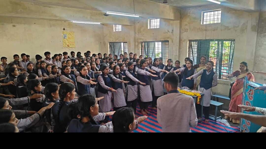 रतलाम जिले के 187 विद्यालयों में उत्साह के साथ मनाया गया "उमंग दिवस"
आयुष्मान भारत कार्यक्रम के अंतर्गत स्कूल शिक्षा विभाग, स्वास्थ्य विभाग, यूनाईटेड नेशन्स फण्ड फॉर पाप्यूलेशन एक्टिविटिज़ (UNFPA) के संयुक्त तत्वाधान एवं भारतीय ग्रामीण महिला संघ (BGMS) इन्दौर, के निर्देशन, मार्गदर्शन एवं तकनीकी सहयोग से संचालित "उमंग स्कूल हेल्थ एंड वेलनेस कार्यक्रम" कक्षा 9वीं से 12वीं तक प्रत्येक हाईस्कूल एवं उच्चतर माध्यमिक विद्यालय में क्रियान्वित हो रहा है।
जिला शिक्षा अधिकारी सुश्री सिमरन सुर्यवंशी ने बताया कि जिले के स्कूल शिक्षा विभाग एवं जनजातीय कार्य विभाग के अंतर्गत संचालित 187 विद्यालयों में "उमंग दिवस" का आयोजन किया गया। कार्यक्रम का मुख्य उद्देश्य किशोर एवं किशोरियों को मानसिक एवं शारीरिक स्वास्थ्य के प्रति जागरूक करना, जीवन कौशल विकसित करना, सकारात्मक सोच को बढ़ावा देना तथा स्वस्थ एवं जागरूक नागरिक के रूप में उनके सर्वांगीण विकास को सुनिश्चित करना है।
जिला नोडल अधिकारी एवं राज्य स्तरीय मास्टर ट्रेनर उमंग एवं उज्ज्वल श्री योगेश पाल ने बताया कि शासन के निर्देशानुसार जिले के सभी विद्यालयों में कक्षा 9वीं से 12वीं तक के विद्यार्थियों की सहभागिता सुनिश्चित करते हुए विभिन्न जागरूकता एवं स्वास्थ्य संबंधी गतिविधियां आयोजित की गई।
उमंग दिवस के अवसर पर जिले के विभिन्न विद्यालयों में आमंत्रित अतिथियों एवं विशेषज्ञ द्वारा विद्यार्थियों से संवाद किया गया। किशोरावस्था में होने वाले शारीरिक परिवर्तन, स्वास्थ्य संबंधी समस्याएं, मानसिक तनाव, भावनात्मक उतार-चढ़ाव, आत्मविश्वास, सकारात्मक सोच एवं जीवन कौशल जैसे महत्वपूर्ण विषयों पर विद्यार्थियों को जानकारी दी गई।
ए.डी.पी.सी. स.शि.अ. श्री अशोक लोढ़ा एवं डी.वी.सी. श्री योगेश पाल ने बताया कि उमंग दिवस मॉनीटरिंग के लिए जिला, विकासखण्ड, संकुल स्तर की लगभग 30 टीमों का गठन किया गया था। जिनके द्वारा जिले के स्कूलों में उमंग दिवस कार्यक्रम का निरीक्षण किया गया।
#jansampark #ratlam
#MadhyaPradesh
