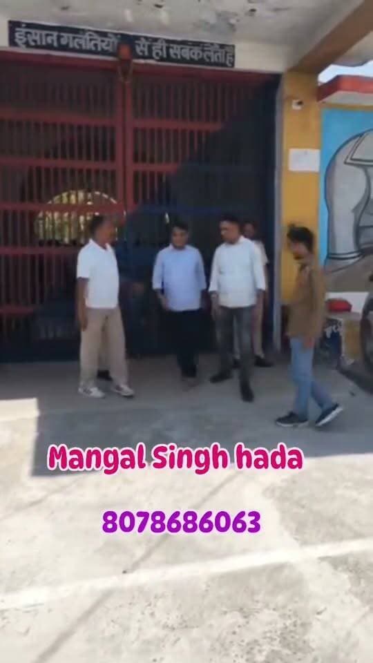 48 दिन बाद जेल से बाहर आए नरेश मीणा!
हाईकोर्ट से जमानत मिलने के बाद टोंक जेल से रिहा हुए भगत सिंह सेना सुप्रीमो एवं किसान नेता नरेश मीणा।
जेल से बाहर आते ही समर्थकों की भीड़ ने किया स्वागत, नरेश मीणा ने शांतिपूर्ण तरीके से समर्थकों से की मुलाकात।
मीडिया से बोले—“जनता के लिए सड़कों पर संघर्ष करना विरोधियों को रास नहीं आ रहा, लेकिन जनता की सेवा के लिए हाईकोर्ट की शर्तों की पालना करते हुए संघर्ष जारी रखूंगा।”