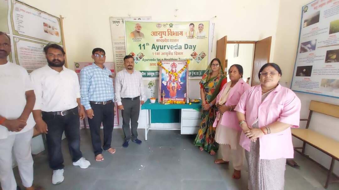 सेवा संकल्प अभियान एवं 11वें आयुर्वेद दिवस पर आयुष विंग में नि:शुल्क चिकित्सा शिविर आयोजित
-
भगवान धन्वंतरि की पूजा-अर्चना के साथ हुआ कार्यक्रम का शुभारंभ
-
57 लाभार्थियों ने लिया स्वास्थ्य सेवाओं का लाभ
कलेक्टर श्री विवेक श्रोत्रिय के निर्देशन एवं जिला आयुष अधिकारी डॉ. विनोद कुमार के मार्गदर्शन में सेवा संकल्प अभियान एवं 11वें आयुर्वेद दिवस के उपलक्ष्य में आयुष विंग जिला चिकित्सालय टीकमगढ़ में विभिन्न कार्यक्रम आयोजित किए गए। कार्यक्रम का शुभारंभ भगवान धन्वंतरि की विधिवत पूजा-अर्चना कर किया गया।
आयुर्वेद दिवस के अवसर पर निःशुल्क चिकित्सा शिविर का आयोजन किया गया, जिसमें लगभग 57 लाभार्थियों का स्वास्थ्य परीक्षण कर आवश्यक चिकित्सकीय परामर्श एवं आयुर्वेदिक उपचार संबंधी जानकारी प्रदान की गई। शिविर में नागरिकों को स्वस्थ जीवनशैली अपनाने, नियमित योग एवं आयुर्वेद को दैनिक जीवन का हिस्सा बनाने के लिए प्रेरित किया गया।
कार्यक्रम के दौरान नागरिकों को आयुर्वेद एवं औषधीय पौधों के महत्व से अवगत कराया गया। इस अवसर पर ’’तुलसी, एलोवेरा, करंज, निर्गुंडी, आंवला एवं आम’’ सहित विभिन्न औषधीय पौधों का निरूशुल्क वितरण किया गया। उपस्थित नागरिकों को इन पौधों के संरक्षण एवं उपयोग के संबंध में आवश्यक जानकारी भी दी गई।
कार्यक्रम में उपस्थित अधिकारियों एवं चिकित्सकों ने जिलेवासियों से ’’आयुर्वेद को अपनी जीवनशैली में अपनाने तथा योग को नियमित दिनचर्या में शामिल करने’’ का आह्वान किया। साथ ही सभी उपस्थितजनों द्वारा आयुर्वेद दिवस की शपथ ली गई।
इस अवसर पर डॉ. लतिका खरे, नेत्र रोग विशेषज्ञ, डॉ. अनुराग कुमार, आयुर्वेद चिकित्सा अधिकारी, डॉ. अलका चौधरी, स्त्री रोग विशेषज्ञ, श्री विजय सिंह, श्रीमती माधुरी रावत, श्रीमती कुसुमा कुमारी, श्रीमती प्रियंका अहिरवार, श्री रवि, श्री शशिकांत सहित अन्य गणमान्य नागरिक एवं संबंधित अधिकारी-कर्मचारी उपस्थित रहे।
#SevaSankalpAbhiyan
#सेवा_संकल्प_अभियान
#JansamparkMP
#Jansamparktikamgarh
#tikamgarh