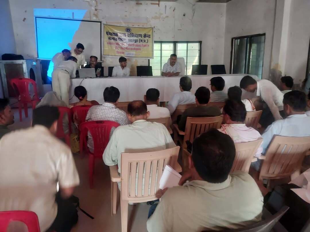 जनपद पंचायत पलेरा में पंचायत दर्पण एवं दृष्टि पोर्टल पर एक दिवसीय प्रशिक्षण आयोजित
-
ग्राम पंचायत सचिवों एवं ग्राम रोजगार सहायकों को पोर्टल संचालन एवं लेखा संबंधी कार्यों की दी गई जानकारी
-
मुख्य कार्यपालन अधिकारी जिला पंचायत टीकमगढ़ आईएएस श्री विशाल धाकड़ के निर्देशन में राष्ट्रीय ग्राम स्वराज अभियान (आरजीएसए) के अंतर्गत पंचायती राज व्यवस्था को सुदृढ़ बनाने के उद्देश्य से जनपद पंचायत पलेरा के सभागार में पंचायत दर्पण एवं दृष्टि पोर्टल संबंधी एक दिवसीय प्रशिक्षण आयोजित किया गया।
प्रशिक्षण का आयोजन पंचायती राज प्रशिक्षण केंद्र, नौगांव द्वारा जनपद पंचायत पलेरा अंतर्गत समस्त ग्राम पंचायतों के सचिव एवं ग्राम रोजगार सहायकों के लिए किया गया। प्रशिक्षण के दौरान प्रतिभागियों को पंचायतों में डिजिटल माध्यम से किए जाने वाले विभिन्न कार्यों एवं पोर्टल के प्रभावी उपयोग के संबंध में विस्तार से जानकारी दी गई।
प्रशिक्षण में पंचायत दर्पण पोर्टल पर ओएसआर (OSR ) संबंधी कार्य, लेखा संबंधी प्रविष्टियां, ग्राम पंचायत की परिसंपत्तियों का विवरण, करारोपण सहित पंचायत से संबंधित विभिन्न कार्यों को पोर्टल पर दर्ज एवं अद्यतन करने की प्रक्रिया समझाई गई। इसके साथ ही दृष्टि पोर्टल की कार्यप्रणाली एवं उसके माध्यम से किए जाने वाले कार्यों की भी विस्तारपूर्वक जानकारी प्रदान की गई।
पोर्टल के प्रभावी उपयोग पर दिया जोर
प्रशिक्षण के दौरान ग्राम पंचायत सचिवों एवं ग्राम रोजगार सहायकों को पोर्टल पर जानकारी को सही एवं समयबद्ध रूप से दर्ज करने, पंचायत की परिसंपत्तियों एवं लेखा संबंधी अभिलेखों को अद्यतन रखने तथा करारोपण से संबंधित कार्यों को व्यवस्थित रूप से संपादित करने के संबंध में व्यावहारिक प्रशिक्षण दिया गया।
इस अवसर पर जनपद पंचायत पलेरा के मुख्य कार्यपालन अधिकारी श्री अरविंद कुमार बोरकर, राष्ट्रीय ग्राम स्वराज अभियान के जिला परियोजना प्रबंधक श्री रोहित कुमार चतुर्वेदी, पंचायती राज पलेरा के ब्लॉक समन्वयक श्री विवेक अहिरवार, कंप्यूटर ऑपरेटर श्री राजेंद्र सिंह राय तथा पंचायती राज प्रशिक्षण केंद्र नौगांव से मुख्य प्रशिक्षक श्री महेंद्र कुमार उपस्थित रहे।
मुख्य प्रशिक्षक श्री महेंद्र कुमार द्वारा समस्त ग्राम पंचायत सचिवों एवं ग्राम रोजगार सहायकों को पंचायत दर्पण एवं दृष्टि पोर्टल पर विभिन्न कार्यों का व्यावहारिक एवं सफलतापूर्वक प्रशिक्षण प्रदान किया गया। प्रशिक्षण का उद्देश्य पंचायतों के कार्मिकों की तकनीकी दक्षता बढ़ाते हुए पंचायती राज व्यवस्था में डिजिटल माध्यम से कार्यों के बेहतर एवं पारदर्शी क्रियान्वयन को सुनिश्चित करना रहा।
#JansamparkMP
#Jansamparktikamgarh
#tikamgarh