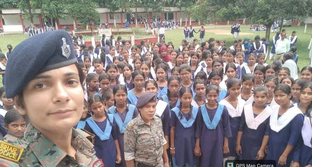 ठाकुरगंज थाना अंतर्गत 'नशामुक्ति जन-जागरूकता कार्यक्रम' का आयोजन किया गया।
कार्यक्रम के दौरान विद्यालय में उपस्थित छात्र-छात्राओं को नशीले पदार्थों के सेवन से होने वाले शारीरिक, मानसिक एवं सामाजिक दुष्प्रभावों के संबंध में विस्तारपूर्वक जानकारी दी गई। साथ ही, नशे से दूर रहने, अपने परिवार एवं समाज को नशामुक्त बनाने तथा नशीले पदार्थों के विरुद्ध जागरूकता फैलाने के लिए प्रेरित किया गया।
इस अवसर पर पुलिस पदाधिकारी/कर्मियों एवं पुलिस दीदी द्वारा छात्र-छात्राओं से संवाद स्थापित करते हुए उन्हें नशे के दुष्परिणामों के प्रति सजग किया गया तथा नशामुक्त एवं स्वस्थ समाज के निर्माण में सक्रिय भूमिका निभाने का आह्वान किया गया।