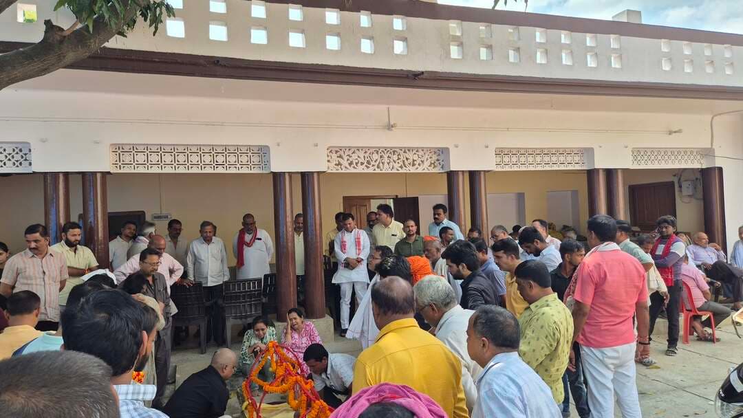 वरिष्ठ कांग्रेस नेता अजय पाण्डेय की माता कृष्णा कुमारी पाण्डेय का निधन
92 वर्ष की उम्र में ली अंतिम सांस, निधन की खबर से कांग्रेसजनों में शोक की लहर; मालवीय रोड स्थित आवास पर शोक संवेदना व्यक्त करने पहुंचे विभिन्न दलों के नेता
बस्ती। कांग्रेस पार्टी के वरिष्ठ नेता अजय पाण्डेय की माता श्रीमती कृष्णा कुमारी पाण्डेय का बुधवार सुबह निधन हो गया। उनके निधन का समाचार मिलते ही कांग्रेस पार्टी सहित विभिन्न राजनीतिक दलों और सामाजिक क्षेत्र में शोक की लहर दौड़ गई। शोक संवेदना व्यक्त करने के लिए सुबह से ही मालवीय रोड स्थित उनके आवास पर लोगों के पहुंचने का सिलसिला जारी रहा।
श्रीमती कृष्णा कुमारी पाण्डेय 92 वर्ष की थीं। वह वर्तमान में किसान सर्वोदय इंटर कॉलेज रायठ में अध्यक्ष के रूप में कार्यरत थीं। उनके निधन से परिवार, शुभचिंतकों और परिचितों में गहरा दुख व्याप्त है।
शोक संवेदना व्यक्त करने उनके आवास पर पहुंचने वालों में कांग्रेस जिलाध्यक्ष विश्वनाथ चौधरी, प्रशांत पाण्डेय, ज्ञानेंद्र पाण्डेय,नर्वदेश्वर शुक्ला, युवा सपा नेता बबलू तिवारी, बृजेश मिश्रा तथा नगर पालिका के अधिशासी अधिकारी अंगद गुप्ता सहित विभिन्न राजनीतिक दलों के नेता और बड़ी संख्या में गणमान्य लोग शामिल रहे।
सभी ने दिवंगत आत्मा के प्रति श्रद्धांजलि अर्पित करते हुए शोकाकुल परिवार के प्रति संवेदना व्यक्त की।