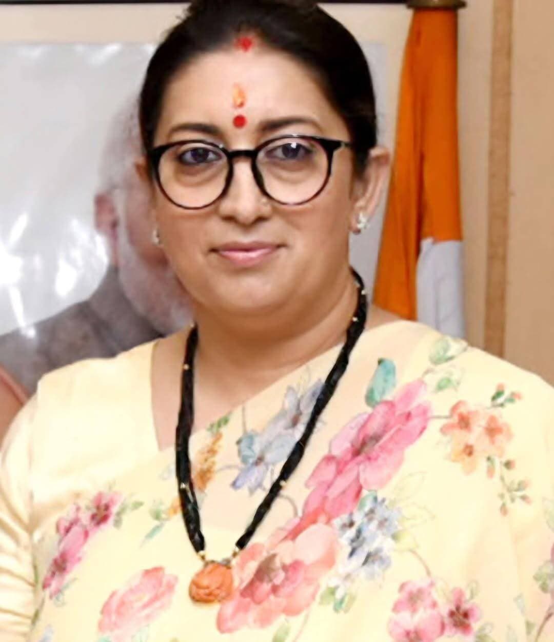 स्मृति ईरानी बनीं हरियाणा भाजपा की प्रभारी, भोला सिंह सह प्रभारी
चंडीगढ़।
भारतीय जनता पार्टी ने बुधवार को संगठन में बड़ा फेरबदल करते हुए पूर्व केंद्रीय मंत्री और पार्टी की राष्ट्रीय महामंत्री स्मृति ईरानी को हरियाणा का प्रभारी नियुक्त किया है। उनके साथ डॉ. भोला सिंह को सह प्रभारी की जिम्मेदारी दी गई है। नियुक्तियों की घोषणा भाजपा के राष्ट्रीय अध्यक्ष नितिन नबीन ने की।
स्मृति ईरानी को हरियाणा के साथ छत्तीसगढ़ का भी प्रभारी बनाया गया है। इससे पहले वह भाजपा की राष्ट्रीय टीम में उत्तर प्रदेश की संगठनात्मक जिम्मेदारी संभाल रही थी.
हरियाणा के मौजूदा प्रभारी डॉ. सतीश पूनिया को पंजाब की जिम्मेदारी दी गई है, जबकि हरियाणा से राज्यसभा सदस्य एवं भाजपा के राष्ट्रीय महामंत्री संजय भाटिया को राजस्थान का प्रभारी बनाया गया है। भाजपा ने यह संगठनात्मक फेरबदल 2027 में होने वाले विभिन्न राज्यों के विधानसभा चुनावों से पहले किया है। पार्टी ने 28 राज्यों और आठ केंद्रशासित प्रदेशों के लिए प्रभारी एवं सह प्रभारियों की नई जिम्मेदारियां घोषित की हैं।
