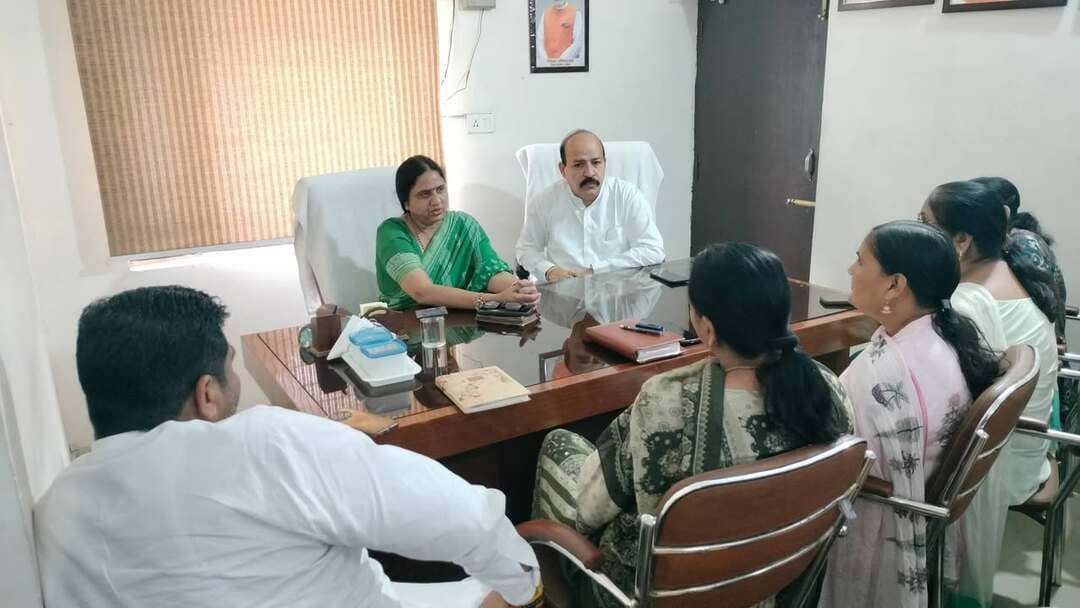 22 वार्डों में चलेगा विशेष स्वच्छता अभियान, बेहतर प्रदर्शन पर मिलेंगे 50 लाख- सुमन बहमनी
मेयर हाउस में मेयर व भाजपा जिला अध्यक्ष ने पार्षदों के साथ बनाई अभियान की रणनीति
यमुनानगर। प्रदेश सरकार की ओर से 17 सितंबर से 17 अक्टूबर तक चलाए जा रहे ‘सेवा संकल्प अभियान’ के तहत शहर में स्वच्छता अभियान को और प्रभावी बनाने के लिए बुधवार को मॉडल टाउन स्थित मेयर हाउस में अहम बैठक हुई। बैठक की अध्यक्षता मेयर सुमन बहमनी और भाजपा जिला अध्यक्ष राजेश सपरा ने की। इसमें नगर निगम के सभी 22 वार्डों के पार्षद उपस्थित रहे।
बैठक में सभी वार्डों में विशेष स्वच्छता अभियान चलाने और इसमें अधिक से अधिक लोगों की भागीदारी सुनिश्चित करने को लेकर विस्तार से चर्चा की गई। भाजपा जिला अध्यक्ष राजेश सपरा ने कहा कि सेवा संकल्प अभियान को जन-जन तक पहुंचाने के साथ स्वच्छता को सामूहिक जिम्मेदारी बनाया जाए। सभी पार्षद अपने-अपने वार्डों में अभियान को प्रभावी ढंग से आगे बढ़ाएं और सामाजिक संस्थाओं, संगठनों व आम नागरिकों को इससे जोड़ें।
मेयर सुमन बहमनी ने कहा कि यमुनानगर-जगाधरी को स्वच्छ और सुंदर बनाना सभी की सामूहिक जिम्मेदारी है। पार्षद अपने-अपने वार्ड में स्वच्छता प्रहरी की भूमिका निभाएं और लोगों को स्वच्छता के प्रति जागरूक करते हुए अधिक से अधिक जनभागीदारी सुनिश्चित करें। उन्होंने कहा कि प्रधानमंत्री नरेंद्र मोदी के 2047 तक विकसित भारत के संकल्प को साकार करने में स्वच्छता की अहम भूमिका है। यह लक्ष्य तभी हासिल होगा, जब स्वच्छता सरकारी अभियान तक सीमित न रहकर जनआंदोलन बने।
बैठक में स्वच्छता के साथ पौधारोपण अभियान को भी गति देने पर जोर दिया गया। पार्षदों से अपने-अपने वार्डों में अधिक से अधिक पौधे लगाने और नागरिकों को पर्यावरण संरक्षण के प्रति जागरूक करने का आह्वान किया गया। मेयर सुमन बहमनी और भाजपा जिला अध्यक्ष राजेश सपरा ने सभी पार्षदों से आह्वान किया कि वे पूरी गंभीरता और दृढ़ संकल्प के साथ अभियान में जुटें तथा अपने-अपने वार्डों को स्वच्छ, सुंदर और विकसित बनाने में सक्रिय भूमिका निभाएं।
-----------
बेहतर वार्डों को मिलेगा विकास का प्रोत्साहन-
बैठक में स्वच्छता अभियान में बेहतर प्रदर्शन करने वाले वार्डों को विकास कार्यों के लिए प्रोत्साहन राशि देने का निर्णय भी सामने रखा गया। प्रथम स्थान प्राप्त करने वाले वार्ड को 50 लाख रुपये, द्वितीय स्थान वाले वार्ड को 25 लाख रुपये और तृतीय स्थान प्राप्त करने वाले वार्ड को 15 लाख रुपये की राशि वार्ड में विकास कार्यों के लिए प्रदान की जाएगी।
फोटो - पार्षदों के साथ बैठक करती मेयर सुमन बहमनी व भाजपा जिला अध्यक्ष राजेश सपरा।