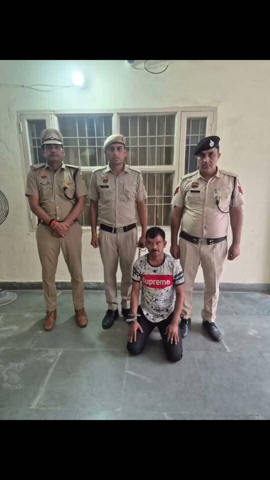 लीव-इन पार्टनर के साथ मारपीट करके हत्या करने वाला आरोपी गिरफ्तार।
गुरुग्राम, गौरव गर्ग, 23 सितंबर । 22 सितंबर को थाना पालम विहार, गुरुग्राम की पुलिस टीम को सूचना प्राप्त हुई कि धर्म कॉलोनी, गुरुग्राम स्थित एक किराए के मकान में एक महिला घायल अवस्था में पड़ी हुई है। सूचना मिलते ही पुलिस टीम तत्काल घटनास्थल पर पहुंची। मौके पर एक महिला खून से लथपथ एवं गंभीर रूप से घायल अवस्था में मिली। पुलिस टीम द्वारा महिला को एम्बुलेंस की सहायता से अस्पताल पहुंचाया गया, जहां डॉक्टर ने उसे मृत घोषित कर दिया। घटना की गंभीरता को देखते हुए पुलिस द्वारा सीन-ऑफ-क्राइम एवं फिंगरप्रिंट टीमों को मौके पर बुलाकर घटनास्थल का गहनता से निरीक्षण करवाया तथा आवश्यक साक्ष्य एकत्रित किए।
उपरोक्त सम्बन्ध में मकान मालिक द्वारा पुलिस को दी गई लिखित शिकायत में बताया गया कि इसने अपना मकान किराए पर दिया हुआ है। 22 सितंबर को गली में शोर सुनाई देने पर जब यह बाहर आया तो इसने देखा कि इसका किराएदार आकाश अपनी पत्नी के साथ मारपीट कर रहा था। आकाश ने अपनी पत्नी के सिर पर चोट मारी और वहां से भाग गया। गंभीर चोट लगने के कारण आकाश की पत्नी की मृत्यु हो गई। मकान मालिक की शिकायत के आधार पर थाना पालम विहार, गुरुग्राम में संबंधित धाराओं के तहत अभियोग अंकित किया गया।
थाना पालम विहार, गुरुग्राम की पुलिस टीम ने त्वरित कार्यवाही करते हुए उपरोक्त अभियोग में आरोपी आकाश, उम्र 33 वर्ष, निवासी बरेली, उत्तर प्रदेश, वर्तमान निवासी धर्म कॉलोनी, गुरुग्राम को 22 सितंबर को धर्म कॉलोनी, गुरुग्राम से गिरफ्तार करने में सफलता हासिल की।
पुलिस पूछताछ में ज्ञात हुआ कि आरोपी गुरुग्राम में बस चालक के रूप में कार्य करता है तथा मृतका उसकी पत्नी नहीं थी। आरोपी वर्ष-2020 से मृतका के साथ लीव-इन रिलेशनशिप में रह रहा था। आरोपी से पुलिस पूछताछ में यह भी ज्ञात हुआ कि 22 सितंबर को किसी बात को लेकर दोनों के बीच कहासुनी हो गई, जिसके बाद आरोपी ने महिला के साथ डंडे, पाइप एवं बेलन से मारपीट की। मारपीट के दौरान महिला को गंभीर चोटें आईं, जिनके कारण उसकी मृत्यु हो गई।
पुलिस टीम द्वारा घटनास्थल से हत्या करने की वारदात को अंजाम देने में प्रयोग किए गए डंडा, पाइप तथा बेलन को बरामद किए गए ।
पुलिस टीम द्वारा मामले से संबंधित अन्य तथ्यों एवं साक्ष्यों की भी गहनता से जांच की जा रही है। आरोपी को आगामी कार्यवाही के लिए आज दिनाँक 23.09.2026 को माननीय न्यायालय में पेश किया जाएगा। अभियोग का अनुसंधान जारी है।