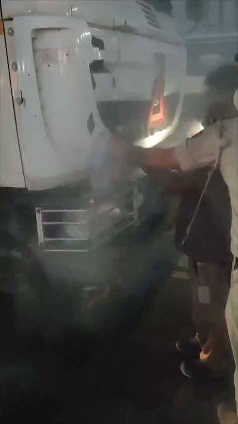 गुरुग्राम यातायात पुलिस ने तत्परता दिखाते हुए ट्रक में अचानक लगी आग पर पाया काबू, यातायात व्यवस्था को रखा सुचारू।
गुरुग्राम, गौरव गर्ग, 23 सितंबर । कल शाम करीब 7 बजे NH-48 पर बिलासपुर चौक के पास दिल्ली से जयपुर की ओर जा रहे एक ट्रक में अचानक आग लग गई। घटना की सूचना मिलते ही गुरुग्राम यातायात पुलिस में तैनात ZO बिलासपुर चौक ASI प्रशांत, कांस्टेबल विनोद तथा HGH भोजराज ने तत्परता दिखाते हुए तत्काल मौके पर पहुंचकर आवश्यक कार्रवाई की।
यातायात पुलिसकर्मियों द्वारा तत्काल दिल्ली से जयपुर की ओर जाने वाले वाहनों को सुरक्षित रूप से रुकवाया गया तथा फायर एक्सटिंग्विशर की सहायता से ट्रक में लगी आग पर काबू पाया गया। इसके पश्चात ट्रक को सड़क के किनारे सुरक्षित स्थान पर करवाया गया, जिससे यातायात मार्ग बाधित न हो और अन्य वाहन चालकों को किसी प्रकार की परेशानी का सामना न करना पड़े।
गुरुग्राम यातायात पुलिस की तत्पर कार्रवाई से आग पर समय रहते काबू पाया गया तथा NH-48 पर यातायात व्यवस्था को पुनः सुचारू रूप से संचालित किया गया।
गुरुग्राम यातायात पुलिस सड़क पर यातायात व्यवस्था को सुचारू एवं सुरक्षित बनाए रखने के साथ-साथ आपात परिस्थितियों में भी आमजन की सहायता के लिए सदैव तत्पर है।