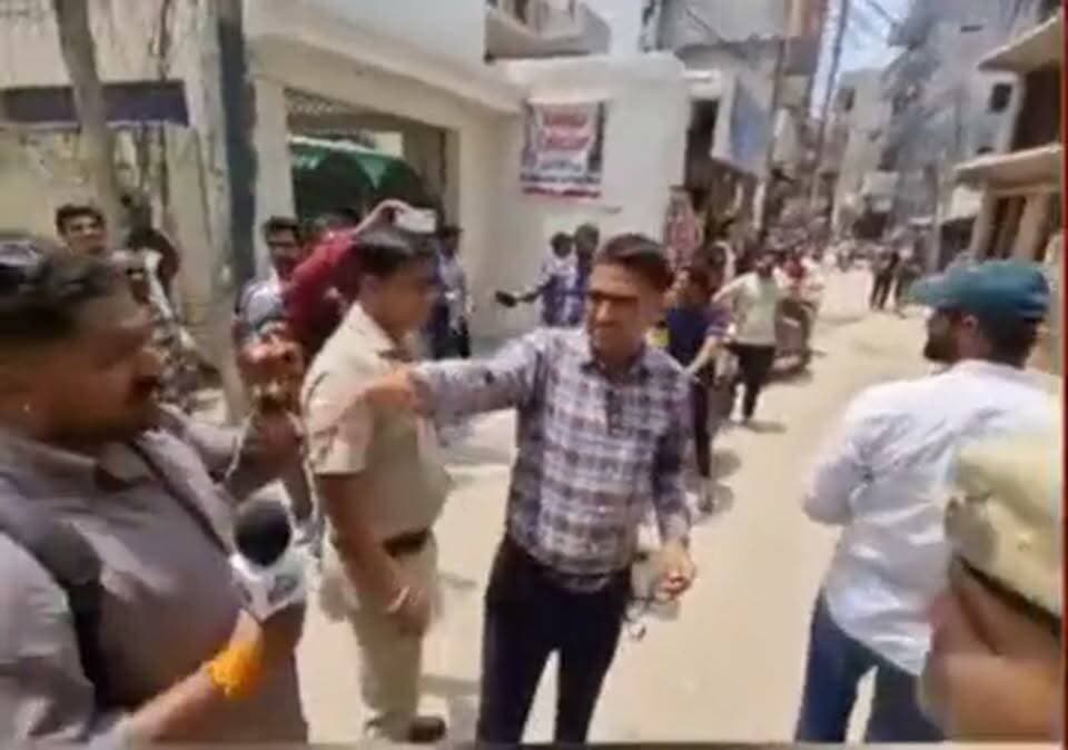 “आप प्रधान मत बनो… जिसका मकान है, उसको बात करने दो!”
#Gurugram में #Encroachment nis:enabled=true nis:link/> Drive के दौरान #RSBatth और उनकी टीम एक #Market में पहुंची, जहां एक Construction को लेकर स्थानीय लोगों से बहस देखने को मिली।
#Batth ने कहा—
“बिना पढ़े मैं कभी काम नहीं करता… आप अपने मकान की बात करो, प्रधान मत बनो।”
इसके बाद उन्होंने पास बने #Construction को देखकर पूछा—“ये कब बना है? ये तोड़ दें?”
मौके पर मौजूद व्यक्ति ने दावा किया कि निर्माण करीब 30–40 साल पुराना है।
30–40 साल पुराना होने की बात संबंधित व्यक्ति का दावा है। किसी #Construction की उम्र अपने-आप उसकी कानूनी स्थिति तय नहीं करती।
अंतिम स्थिति संबंधित #Land Records, #Registry, Approved Plan, Property Boundary और लागू नियमों/आदेशों से स्पष्ट होगी।
आपके मुताबिक पुराने #Construction पर कार्रवाई तय करते समय सबसे महत्वपूर्ण क्या होना चाहिए—उम्र या Official Records?
👇 Comment में बताइए।
#RSBatth #Encroachment #AntiEncroachment #PropertyRecords #Gurugram #Gurgaon