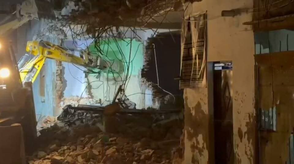 देर रात तक जारी रही कौशल के घर तोड़ फोड़ की कार्यवाही।