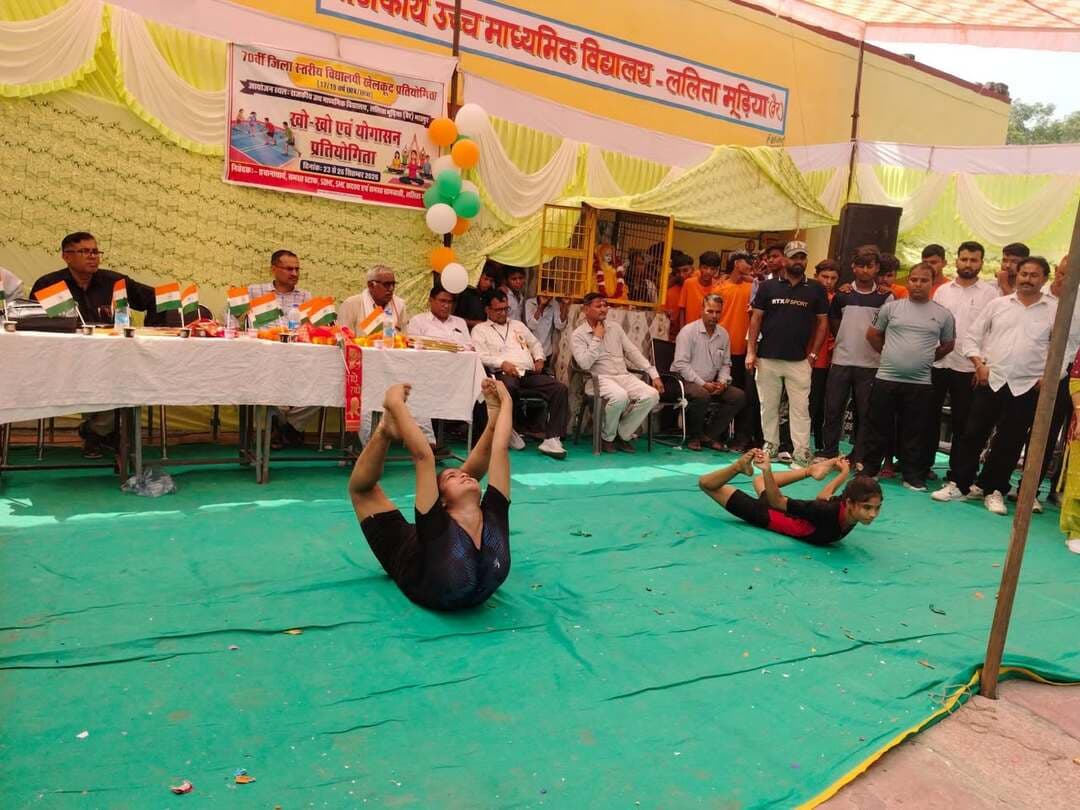 #भरतपुर। वैर के राजकीय उच्च माध्यमिक विद्यालय, ललिता मूडिया में सत्र 2026-27 की 70वीं जिला स्तरीय खेलकूद प्रतियोगिता (खो-खो एवं योगासन, 17/19 वर्ष छात्र/छात्रा) का उत्साहपूर्ण शुभारंभ हुआ। कार्यक्रम के मुख्य अतिथि एसीबीईओ बबलू गुर्जर रहे, जिन्होंने माँ सरस्वती के समक्ष दीप प्रज्ज्वलन कर प्रतियोगिता का उद्घाटन किया। उद्घाटन समारोह में प्रतियोगिता संयोजक व प्रधानाचार्य निर्भय सिंह जाट तथा उपप्रधानाचार्य मुख्तयार सिंह गुर्जर ने मुख्य अतिथि का स्वागत किया। इस दौरान रायपुर के प्रधानाचार्य निर्भय सिंह गुर्जर, न्यामदपुर के प्रधानाचार्य जगदीश मीणा, भूतौली के प्रधानाचार्य रामरतन सहित क्षेत्र के अनेक संस्थाप्रधान मौजूद रहे। समारोह में विद्यालय की छात्राओं ने मनमोहक कालबेलिया नृत्य प्रस्तुत किया और योगासन की आकर्षक झांकियों का प्रदर्शन कर दर्शकों की खूब तालियां बटोरीं। मुख्य अतिथि बबलू गुर्जर ने खिलाड़ियों को खेल भावना से खेलने की सीख देते हुए कहा कि खेल शारीरिक स्वास्थ्य के साथ-साथ अनुशासन और टीम भावना का विकास करते हैं। प्रधानाचार्य निर्भय सिंह जाट ने बताया कि 23 से 26 सितंबर तक चलने वाली इस प्रतियोगिता में जिले भर की टीमें हिस्सा ले रही हैं, जिनके लिए आवास, भोजन और सुरक्षा के पुख्ता इंतजाम किए गए हैं।