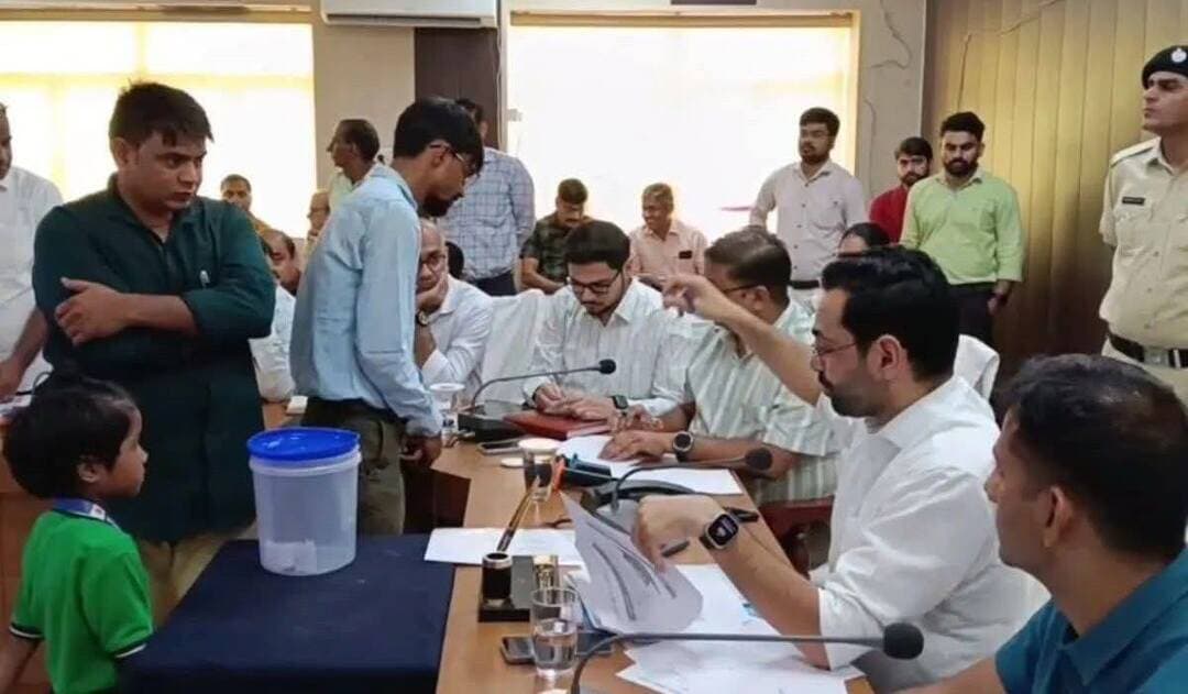 #पंचायती_राज_चुनाव_का_बिगुल..
भरतपुर। जिले में आगामी पंचायती राज चुनाव को लेकर आरक्षण लॉटरी की प्रक्रिया पूरी हो गई है। जिला कलेक्ट्रेट में हुई लॉटरी के बाद 31 जिला परिषद सदस्य, 7 प्रधान और 159 पंचायत समिति सदस्यों के पदों के लिए वर्गवार आरक्षण तय कर दिया गया है। आरक्षण के बाद कई क्षेत्रों में चुनावी समीकरण बदल गए हैं। बता दें कि प्रधान पदों के लिए सेवर सीट अनुसूचित जाति, भुसावर और वैर सामान्य महिला, उच्चैन सीट अनुसूचित जाति महिला, रूपवास और नदबई सीट सामान्य तथा बयाना सीट अन्य पिछड़ा वर्ग के लिए आरक्षित की गई है। आरक्षण की अंतिम सूची जारी होने के साथ ही संभावित दावेदारों और राजनीतिक दलों ने अपने-अपने क्षेत्रों में चुनावी तैयारियां तेज कर दी हैं।
*जिला परिषद के 31 वार्डों का आरक्षण*
जिला परिषद के कुल 31 वार्डों में अनुसूचित जाति के लिए वार्ड संख्या 06, 13, 15, 22 एवं 31 तथा अनुसूचित जाति महिला के लिए 11, 12, 14 एवं 18 निर्धारित किए गए। अनुसूचित जनजाति के लिए वार्ड 10, अन्य पिछड़ा वर्ग के लिए 08, 29 एवं 30 तथा अन्य पिछड़ा वर्ग महिला के लिए 02 एवं 24 निर्धारित किए गए। सामान्य महिला वर्ग के लिए वार्ड संख्या 01, 05, 07, 17, 19, 26, 27 एवं 28 तथा सामान्य वार्ड संख्या 03, 04, 09, 16, 20, 21, 23 एवं 25 निर्धारित किए गए हैं।
*पंचायत समिति सेवर के 21 वार्ड का आरक्षण*
अनुसूचित जाति के लिए वार्ड 02, 04, 09, अनुसूचित जाति महिला के लिए 06, 14, 20, अन्य पिछड़ा वर्ग के लिए 08, 15 तथा अन्य पिछड़ा वर्ग महिला के लिए 03 एवं 21 निर्धारित किए गए। सामान्य महिला के लिए वार्ड 07, 13, 16, 17, 19 तथा सामान्य वार्ड 01, 05, 10, 11, 12 एवं 18 निर्धारित किए गए हैं।
*पंचायत समिति नदबई के 27 वार्ड का आरक्षण*
अनुसूचित जाति के लिए वार्ड 06, 07, 22, 23, अनुसूचित जाति महिला के लिए 04, 18, 20, अनुसूचित जनजाति के लिए 08, अन्य पिछड़ा वर्ग के लिए 01, 10, 11 तथा अन्य पिछड़ा वर्ग महिला के लिए 05 एवं 19 निर्धारित किए गए। सामान्य महिला के लिए वार्ड 02, 09, 12, 13, 15, 21, 25, 27 तथा सामान्य वार्ड 03, 14, 16, 17, 24 एवं 26 निर्धारित किए गए हैं।
*पंचायत समिति उच्चैन के 15 वार्ड का आरक्षण*
अनुसूचित जाति के लिए वार्ड 08, 12, अनुसूचित जाति महिला के लिए 03, 05, अन्य पिछड़ा वर्ग के लिए 01, 09 तथा अन्य पिछड़ा वर्ग महिला के लिए वार्ड 15 निर्धारित किया गया। सामान्य महिला के लिए वार्ड 02, 06, 11, 14 तथा सामान्य वार्ड 04, 07, 10 एवं 13 निर्धारित किए गए हैं।
*पंचायत समिति बयाना के 33 वार्ड का आरक्षण*
अनुसूचित जाति के लिए वार्ड 01, 07, 16, 24, 27, अनुसूचित जाति महिला के लिए 06, 08, 20, 22, 33 तथा अनुसूचित जनजाति के लिए वार्ड 31 निर्धारित किया गया। अन्य पिछड़ा वर्ग के लिए 10, 14, 21 तथा अन्य पिछड़ा वर्ग महिला के लिए 03 एवं 11 निर्धारित किए गए। सामान्य महिला वर्ग के लिए वार्ड 04, 13, 17, 18, 19, 25, 26, 28, 30 तथा सामान्य वार्ड 02, 05, 09, 12, 15, 23, 29 एवं 32 निर्धारित किए गए हैं।
*पंचायत समिति भुसावर के 19 वार्ड का आरक्षण*
अनुसूचित जाति के लिए वार्ड 02, 08, 09, अनुसूचित जाति महिला के लिए 12, 15, अनुसूचित जनजाति के लिए 07, 10 तथा अनुसूचित जनजाति महिला के लिए वार्ड 06 निर्धारित किया गया। अन्य पिछड़ा वर्ग के लिए वार्ड 05, सामान्य महिला के लिए 11, 13, 14, 16, 17, 18 तथा सामान्य वार्ड 01, 03, 04 एवं 19 निर्धारित किए गए हैं।
*पंचायत समिति वैर के 19 वार्ड का आरक्षण*
अनुसूचित जाति के लिए वार्ड 06, 08, 11, अनुसूचित जाति महिला के लिए 03, 05, 16, अनुसूचित जनजाति के लिए 10, अन्य पिछड़ा वर्ग के लिए 18 तथा अन्य पिछड़ा वर्ग महिला के लिए वार्ड 17 निर्धारित किया गया। सामान्य महिला के लिए 02, 12, 13, 14, 19 तथा सामान्य वार्ड 01, 04, 07, 09 एवं 15 निर्धारित किए गए हैं।
*पंचायत समिति रूपवास के 25 वार्ड का आरक्षण*
अनुसूचित जाति के लिए वार्ड 11, 15, 21, अनुसूचित जाति महिला के लिए 04, 10, 16, अन्य पिछड़ा वर्ग के लिए 09, 17, 19 तथा अन्य पिछड़ा वर्ग महिला के लिए 22 एवं 24 निर्धारित किए गए। सामान्य महिला वर्ग के लिए वार्ड 01, 05, 06, 08, 12, 20, 23 तथा सामान्य वार्ड 02, 03, 07, 13, 14, 18 एवं 25 निर्धारित किए गए हैं।