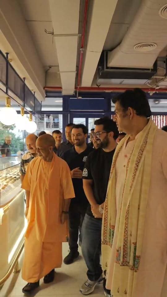 *गोरखपुर में माननीय मुख्यमंत्री श्री योगी आदित्यनाथ जी द हेज़लनट फैक्ट्री के 24वें आउटलेट का करेंगे शुभारंभ। देंगे आशीर्वाद*
*स्वागत के लिए पलिया विधायक रोमी साहनी भी गोरखपुर आउटलेट पर पहुंचे।*
*शाम 4:45 पर होगा भव्य शुभारंभ विधायक के दोनों बेटे अंकित साहनी एवं बादल साहनी भी स्वागत के लिए मौजूद।*
#paliakalankheri #followers #News #highlightseveryone