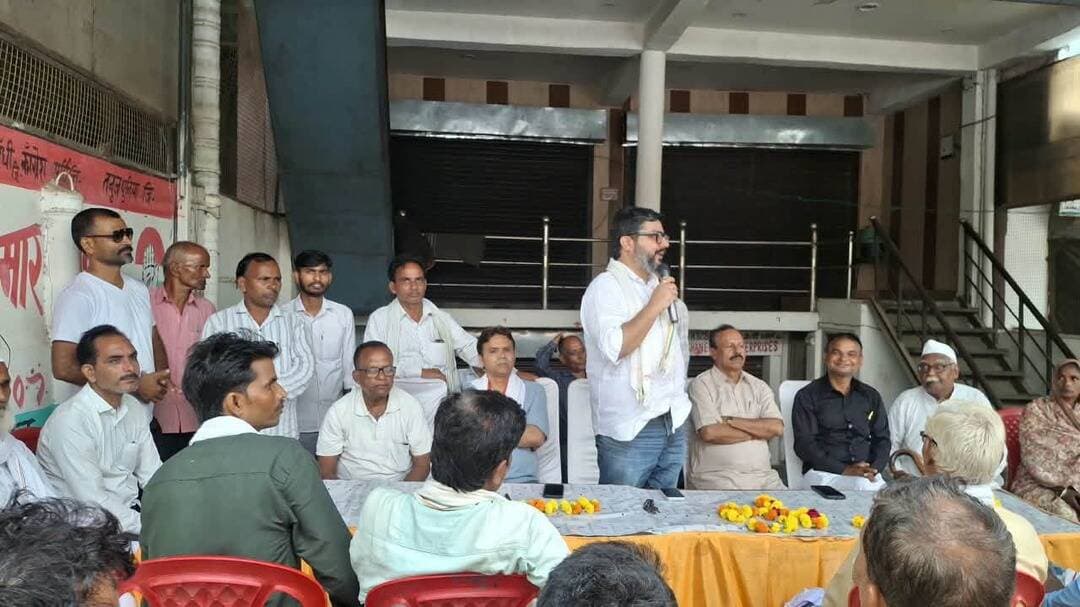 सांसद तनुज पुनिया बोले - बूथ अध्यक्ष ही पार्टी का असली कार्यकर्ता
बाराबंकी, 23 सितम्बर - मसौली ब्लॉक में संगठन सृजन अभियान के तहत बूथ अध्यक्ष व न्याय पंचायत प्रभारियों की बैठक हुई। मुख्य अतिथि सांसद तनुज पुनिया व जिलाध्यक्ष मो. मोहसिन रहे। सांसद ने कहा बूथ अध्यक्ष एक-एक वोट डलवाने में अहम भूमिका निभाते हैं, जिलाध्यक्ष ने कहा कांग्रेस कार्यकर्ता संघर्षशील व ईमानदार है। #viralpost #barabanki