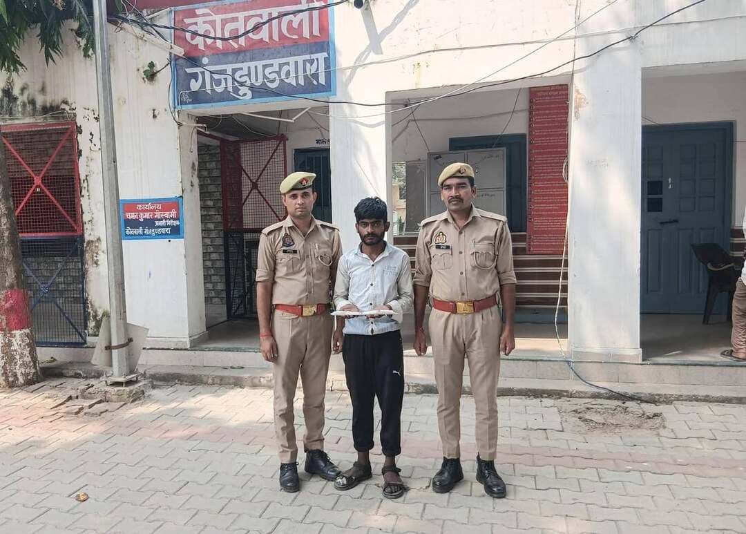 अवैध चाकू के साथ युवक गिरफ्तार
गंजडुंडवारा पुलिस ने निर्माणाधीन पानी की टंकी के पास से पकड़ा, आर्म्स एक्ट में मुकदमा दर्ज
कासगंज। अपराध और अपराधियों के खिलाफ चलाए जा रहे अभियान के तहत गंजडुंडवारा थाना पुलिस ने एक युवक को अवैध चाकू के साथ गिरफ्तार किया है। पुलिस ने आरोपी के कब्जे से एक अवैध चाकू बरामद किया है।
पुलिस के अनुसार 23 सितंबर को गंजडुंडवारा पुलिस ने कस्बे में रेलवे स्टेशन के पास निर्माणाधीन पानी की टंकी के समीप से अमित पुत्र अजय कुमार निवासी हनुमानगढ़ी के पास, थाना कोतवाली अयोध्या, जनपद अयोध्या, हाल निवासी संतनगर, थाना बुराड़ी, दिल्ली को गिरफ्तार किया।
आरोपी के कब्जे से एक अवैध चाकू बरामद हुआ। बरामदगी के आधार पर थाना गंजडुंडवारा में मु0अ0सं0 260/2026, धारा 4/25 आर्म्स एक्ट के तहत मुकदमा दर्ज कर आवश्यक वैधानिक कार्रवाई की जा रही है।
कार्रवाई पुलिस अधीक्षक कासगंज ओपी सिंह के निर्देशन, अपर पुलिस अधीक्षक सुशील कुमार के पर्यवेक्षण तथा क्षेत्राधिकारी पटियाली अमित कुमार के नेतृत्व में की गई। पुलिस टीम में प्रभारी निरीक्षक चमन गोस्वामी, हेड कांस्टेबल केशव सिंह और रिजर्व कांस्टेबल शेखर शामिल रहे।