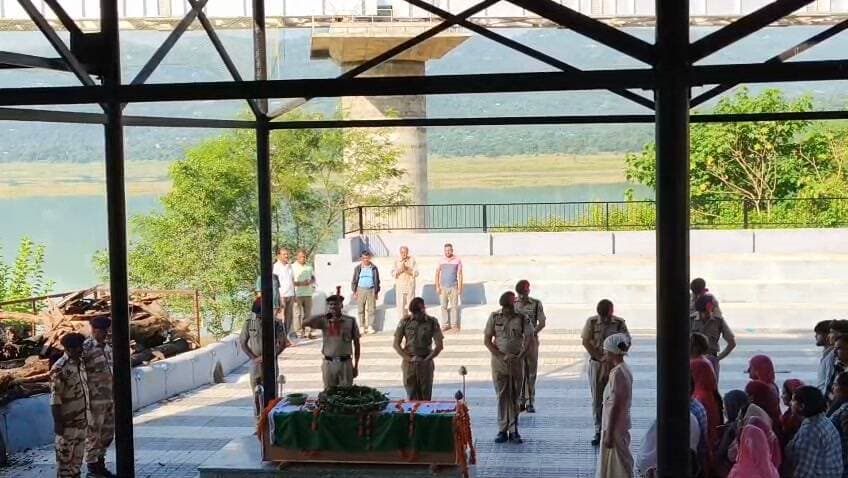 आईटीबीपी इंस्पेक्टर कमलेश कुमार का निधन, लुहणू में हुआ अंतिम संस्कार
बिलासपुर। भारत-तिब्बत सीमा पुलिस (आईटीबीपी) में इंस्पेक्टर के पद पर तैनात कमलेश कुमार का निधन हो गया। वह मसूरी, देहरादून में तैनात थे। उनका निधन 22 सितंबर 2026 को सुबह करीब 9:30 बजे चंडीगढ़ में हुआ।
कमलेश कुमार के निधन की सूचना मिलते ही क्षेत्र में शोक की लहर दौड़ गई। उनका अंतिम संस्कार पूरे सम्मान के साथ बिलासपुर के लुहणू ग्राउंड में किया गया। इस दौरान परिजनों, रिश्तेदारों, पूर्व सैनिकों तथा स्थानीय लोगों ने उन्हें अंतिम विदाई दी और श्रद्धांजलि अर्पित की।
परिजनों और क्षेत्रवासियों ने कमलेश कुमार के निधन पर गहरा दुख व्यक्त करते हुए कहा कि उनका जाना परिवार और समाज के लिए अपूरणीय क्षति है।