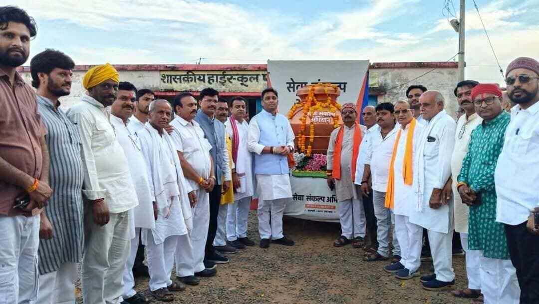 #सेवा_संकल्प_अभियान
==
जल जन एवं सेवा संकल्प यात्रा का हटा विकासखंड के गैसाबाद पहुँचने पर आत्मीय स्वागत
==
सांसद राहुल सिंह लोधी, विधायक उमादेवी लालचंद खटीक सहित अन्य जनप्रतिनिधि हुए शामिल
===
वाराणसी से गुजरात के बड़नगर तक आयोजित 'जल जन एवं सेवा संकल्प यात्रा' पन्ना जिले के सिमरिया से होते हुए दमोह जिले के हटा विकासखंड स्थित गैसाबाद पहुंची। यहां व्यारमा नदी तट पर क्षेत्रवासियों द्वारा पुष्प वर्षा कर यात्रा का आत्मीय एवं भव्य स्वागत किया गया। इस अवसर पर दमोह सांसद राहुल सिंह लोधी ने उपस्थित जनसमूह को संबोधित किया।
उन्होंने कहा प्रधानमंत्री श्री नरेंद्र मोदी जी के निरंतर 25 वर्षों के सफल जनसेवा काल जिसमें 13 वर्ष गुजरात के मुख्यमंत्री और 12 वर्ष से अधिक देश के प्रधानमंत्री के रूप में शामिल हैं के उपलक्ष्य में यह सेवा संकल्प अभियान आयोजित किया जा रहा है।
सांसद श्री लोधी ने कहा 17 सितंबर से 17 अक्टूबर तक एक माह का 'सेवा संकल्प अभियान' मना रहे हैं। इसी कड़ी में वाराणसी से वडनगर तक यह बाइक यात्रा निकाली जा रही है, जो रूट क्रमांक 8 और 9 से होकर गुजर रही है। उन्होंने कहा इस अभियान के तहत पूरे देश और प्रदेश में स्वच्छता अभियान, वृक्षारोपण, पर्यावरण संरक्षण, भजन संध्या और हितग्राहियों से सीधा संवाद जैसे विभिन्न कार्यक्रम आयोजित किए जा रहे हैं। अभियान का मुख्य उद्देश्य वर्ष 2047 तक भारत को विकसित भारत बनाने के संकल्प को पूरा करना और आमजन के बीच जाकर उनसे संवाद स्थापित करना है। इस दौरान विधायक उमादेवी खटीक, श्याम शिवहरे बड़ी संख्या में जनप्रतिनिधि एवं ग्रामीणजन मौजूद रहे।