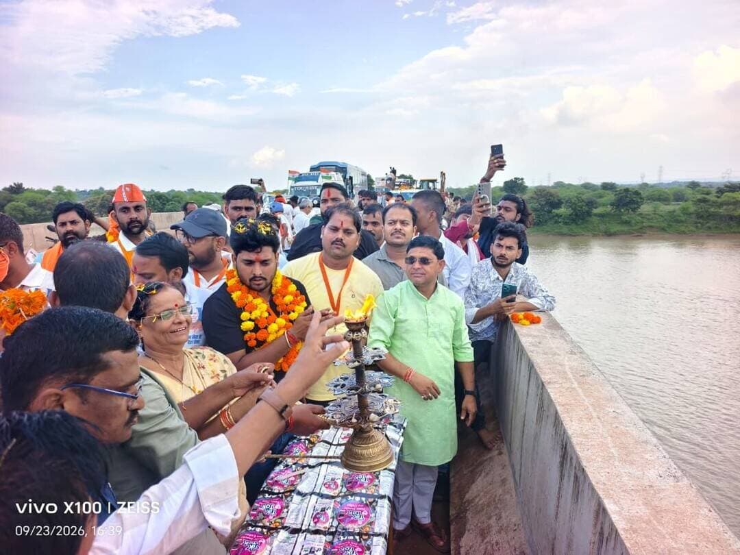 गैसाबाद में व्यारमा नदी पुल पर गंगा आरती के साथ
सेवा संकल्प यात्रा का आगाज़
==
हटा विधायक श्रीमति खटीक ने की आगवानी
===
वाराणसी से गुजरात के बड़नगर तक जारी जल, जन एवं सेवा संकल्प यात्रा बुधवार को पन्ना जिले की सीमा से सिमरिया होते हुए दमोह जिले के हटा विकासखंड के गैसाबाद पहुंची। ग्राम पंचायत गैसाबाद में व्यारमा नदी पुल पर यात्रा का पुष्प वर्षा कर स्वागत के साथ भव्य आगवानी की गई।
हटा विधायक उमादेवी लालचंद खटीक, गोपाल पटेल, यात्रा प्रभारी एवं क्षेत्रीय जनप्रतिनिधियों ने यात्रा में शामिल लोगों का पुष्पवर्षा कर भव्य एवं आत्मीय स्वागत किया। इस अवसर पर व्यारमा नदी पुल पर विधिवत पूजा-अर्चना की गई तथा मां गंगा जी की आरती की गई। पूजन एवं आरती के उपरांत यात्रा का काफिला हटा के लिए रवाना हुआ। इस दौरान स्थानीय जनप्रतिनिधियों एवं नागरिकों ने यात्रा का स्वागत करते हुए अपनी सहभागिता की।
#सेवा_संकल्प_अभियान
