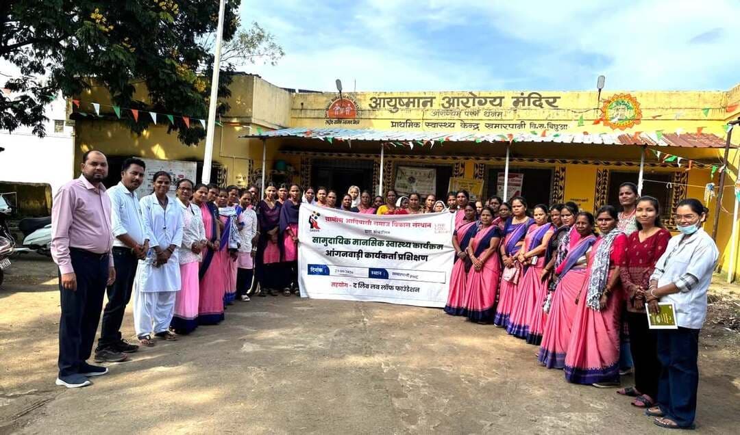 प्राथमिक स्वास्थ्य केंद्र खमारपानी में आंगनबाड़ी कार्यकर्ताओं के लिए एक दिवसीय मानसिक स्वास्थ्य प्रशिक्षण कार्यशाला आयोजित
=========================================================
ग्रामीण आदिवासी समाज विकास संस्थान द्वारा जिले के विकासखंड बिछुआ में संचालित सामुदायिक मानसिक स्वास्थ्य कार्यक्रम के अंतर्गत प्राथमिक स्वास्थ्य केंद्र खमारपानी में आंगनबाड़ी कार्यकर्ताओं के लिए आज एक दिवसीय मानसिक स्वास्थ्य प्रशिक्षण कार्यशाला आयोजित की गई। कार्यशाला में आंगनबाड़ी कार्यकर्ताओं को मानसिक स्वास्थ्य संबंधी समस्याओं की पहचान, प्रारंभिक स्तर पर सहयोग, प्रभावी संवाद तथा आवश्यकता पड़ने पर व्यक्ति को उचित स्वास्थ्य सेवाओं से जोड़ने के संबंध में प्रशिक्षण दिया गया।
कार्यशाला में स्वास्थ्य अधिकारी डॉ. देवाशीष भारद्वाज, संस्था समन्वयक श्री आशीष पाल, महिला स्वास्थ्य निरीक्षक श्रीमती आई. बुनकर, संस्था से श्री वीरेंद्र घागरे, सुश्री मानसी चौरसिया, श्री निखिल डोंगरे, श्री रितेश गाडगे एवं सुश्री संध्या उमरेठे सहित विभिन्न ग्रामों में कार्यरत आंगनबाड़ी कार्यकर्ता उपस्थित थी।
प्रशिक्षण के दौरान बताया गया कि मानसिक स्वास्थ्य भी व्यक्ति के समग्र स्वास्थ्य का महत्वपूर्ण हिस्सा है। आंगनबाड़ी कार्यकर्ता अपने कार्यक्षेत्र में बच्चों, महिलाओं और परिवारों के साथ निरंतर संपर्क में रहती हैं। ऐसे में वे मानसिक स्वास्थ्य से जुड़ी समस्याओं के शुरुआती संकेतों को पहचानने और जरूरतमंद व्यक्ति को सहायता तक पहुंचाने में महत्वपूर्ण भूमिका निभा सकती हैं। कार्यशाला में तनाव, चिंता और अवसाद के सामान्य लक्षणों, व्यवहार एवं भावनात्मक बदलाव, सामाजिक गतिविधियों से दूरी, नींद एवं खान-पान में बदलाव, लगातार उदासी या बेचैनी तथा दैनिक कार्यों में रुचि कम होने जैसे संकेतों की पहचान के बारे में जानकारी दी गई। साथ ही बच्चों और महिलाओं में मानसिक स्वास्थ्य संबंधी व्यवहारिक एवं भावनात्मक बदलावों को समझने के तरीकों पर भी चर्चा की गई।
आंगनबाड़ी कार्यकर्ताओं को बताया गया कि मानसिक स्वास्थ्य समस्या से जूझ रहे व्यक्ति से सम्मानपूर्वक एवं बिना किसी भेदभाव के बातचीत करना, उसकी बात ध्यान से सुनना, उसे दोषी या कमजोर न ठहराना तथा आवश्यकता होने पर परिवार को उचित स्वास्थ्य सेवा के लिए प्रेरित करना महत्वपूर्ण है। मानसिक स्वास्थ्य से जुड़ी समस्याओं को लेकर समाज में प्रचलित मिथकों, अंधविश्वास और गलत धारणाओं को दूर करने में समुदाय स्तर के कार्यकर्ताओं की भूमिका पर भी चर्चा की गई।
संस्था समन्वयक श्री आशीष पाल ने कहा कि मानसिक स्वास्थ्य संबंधी समस्याएं भी अन्य स्वास्थ्य समस्याओं की तरह हैं। समय पर पहचान, संवेदनशील संवाद और उचित उपचार से व्यक्ति को बेहतर जीवन जीने में सहायता मिल सकती है। उन्होंने कहा कि आंगनबाड़ी कार्यकर्ता समुदाय और स्वास्थ्य सेवाओं के बीच महत्वपूर्ण कड़ी के रूप में कार्य कर सकती हैं। उनका उद्देश्य केवल समस्या की पहचान करना नहीं, बल्कि जरूरतमंद व्यक्ति को सही समय पर उचित सहायता और उपचार से जोड़ना भी है।
स्वास्थ्य अधिकारी डॉ. देवाशीष भारद्वाज ने कहा कि मानसिक स्वास्थ्य संबंधी समस्याओं का उचित उपचार संभव है। उन्होंने प्रतिभागियों से आग्रह किया कि वे अपने क्षेत्र में मानसिक स्वास्थ्य को लेकर जागरूकता बढ़ाएं और किसी व्यक्ति में गंभीर या लगातार लक्षण दिखाई देने पर उसे स्वास्थ्य सेवाओं से जोड़ने में सहयोग करें। प्रशिक्षण के दौरान प्रतिभागियों को मानसिक स्वास्थ्य संदर्भ पुस्तिका, हेल्पलाइन नंबर एवं टेली-काउंसलिंग सेवाओं की जानकारी भी उपलब्ध कराई गई।
ग्रामीण आदिवासी समाज विकास संस्थान द्वारा बिछुआ विकासखंड के विभिन्न ग्रामों में संचालित सामुदायिक मानसिक स्वास्थ्य कार्यक्रम के अंतर्गत निरंतर जागरूकता एवं क्षमता-विकास गतिविधियां आयोजित की जा रही हैं। इन गतिविधियों का उद्देश्य समुदाय में मानसिक स्वास्थ्य के प्रति समझ विकसित करना, मानसिक बीमारियों से जुड़े मिथकों एवं अंधविश्वास को दूर करना तथा मानसिक स्वास्थ्य संबंधी समस्याओं से जूझ रहे लोगों को समय पर उचित उपचार एवं सहायता से जोड़ना है।