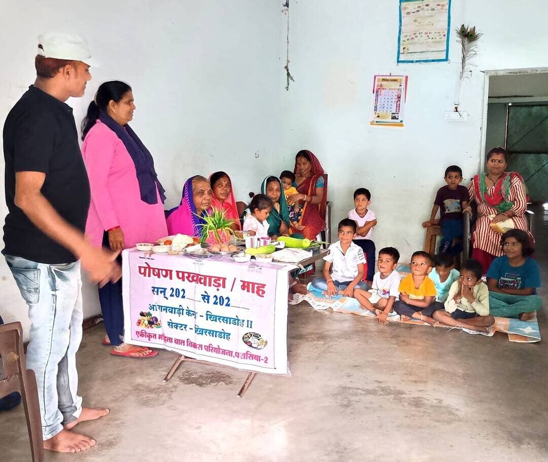 आंगनबाड़ी केंद्र खिरसाडोह में मनाया गया पोषण पखवाड़ा
==================================================
आंगनबाड़ी केंद्र खिरसाडोह में आज पोषण पखवाड़ा मनाया गया। इस अवसर पर पोषण प्रदर्शनी भी लगाई गई। प्रदर्शनी के माध्यम से परामर्शदाता श्री मनीष कैथवास ने पोषण के संबंध में जानकारी देते हुए बताया कि भोजन संतुलित होना चाहिए तथा भोजन में आवश्यक प्रोटीन, कार्बोहाइड्रेट और वसा सम्मिलित होना चाहिए। उन्होंने कहा कि प्रतिदिन बदल-बदल कर भोजन बनाना चाहिए, जिससे बच्चे रुचि लेकर भोजन करें।
उन्होंने अभिभावकों से कहा कि बच्चों के लिए बाहर से कुरकुरे और पैकिंग वाले पाउच न लाएं, क्योंकि इससे बच्चों की भूख कम होती है और ये ज्यादा तीखे भी होते हैं। बच्चों को घर पर तुरंत तैयार किया हुआ ताजा भोजन थोड़ा-थोड़ा करके बार-बार खिलाना चाहिए। उन्होंने बच्चों का आंगनबाड़ी केंद्र में नियमित वजन कराने की भी समझाइश दी। गर्भवती एवं धात्री महिलाओं की देखरेख की आवश्यकता पर जोर देते हुए उन्होंने कहा कि घर पर सभी उनका पूरा ख्याल रखें। उन्होंने कहा कि हमारे ग्राम में एक भी बच्चा कुपोषित न हो, कुपोषण के खिलाफ जंग जारी है।
कार्यक्रम में बच्चों ने सुंदर-सुंदर गीत एवं नृत्य प्रस्तुत किए, जिससे सभी आनंदित हुए। आंगनबाड़ी कार्यकर्ता श्रीमती यशोदा बेलवंशी ने आंगनबाड़ी केंद्र से मिलने वाली योजनाओं की जानकारी दी। कार्यक्रम में परामर्शदाता श्री मनीष कैथवास, आंगनबाड़ी कार्यकर्ता श्रीमती यशोदा बेलवंशी, सहायिका सुषमा डेहरिया, बीएसडब्ल्यू एवं एमएसडब्ल्यू छात्र-छात्राएं, एनजीओ के सदस्य, समाजसेवी तथा ग्राम के गणमान्य नागरिक उपस्थित थे।
#पोषण_पखवाड़ा
#procwa #छिन्दवाड़ा
#JansamparkMP
Department Of Women Child Development, Madhya Pradesh
Jansampark Madhya Pradesh