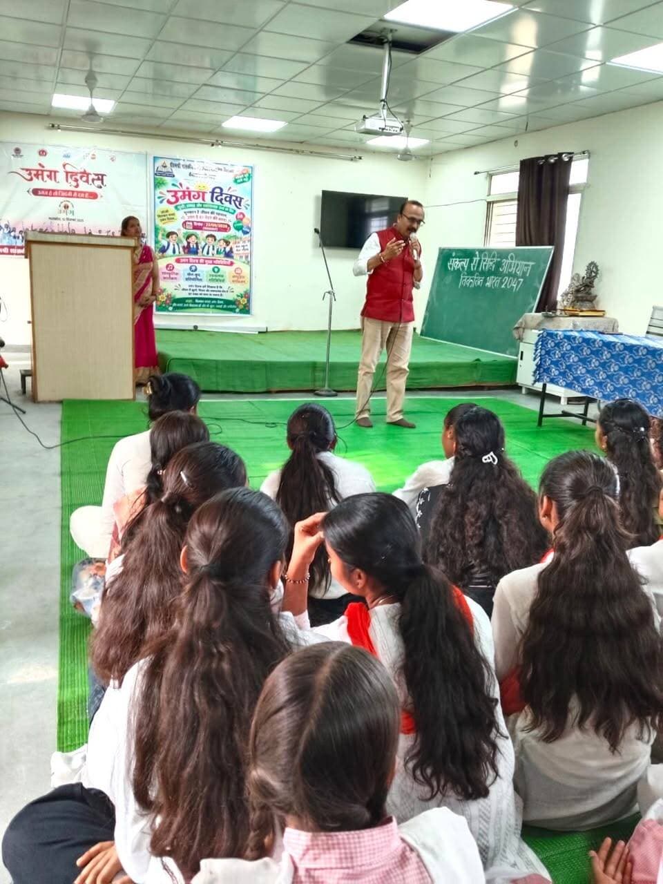 पीएम श्री क.शा.उ.मा.वि. कैलाश नगर में उत्साहपूर्वक मनाया गया ‘उमंग दिवस’
========================================================
पीएम श्री कन्या शासकीय उच्चतर माध्यमिक विद्यालय, कैलाश नगर में गत दिवस ‘उमंग दिवस’ का आयोजन उमंग प्रभारी श्रीमती मीना नागवंशी द्वारा गरिमामय एवं उत्साहपूर्ण वातावरण में किया गया। कार्यक्रम में मुख्य अतिथि के रूप में स्काउट एंड गाइड अध्यक्ष श्री विनोद तिवारी एवं विशेष अतिथि के रूप में ‘वुमेन भास्कर’ की वरिष्ठ पत्रकार सुश्री कोशिमा विश्वकर्मा उपस्थित थीं।
कार्यक्रम का शुभारंभ अतिथियों द्वारा माँ सरस्वती के चित्र पर माल्यार्पण, दीप प्रज्ज्वलन एवं सरस्वती पूजन के साथ हुआ। इसके बाद विद्यालय की छात्राओं ने मधुर स्वर में सरस्वती वंदना एवं अतिथियों के सम्मान में स्वागत गीत प्रस्तुत किया।
उमंग दिवस की श्रृंखला में छात्राओं ने सामाजिक चेतना और बाल अधिकार विषय पर आधारित विभिन्न सांस्कृतिक एवं जागरूकता कार्यक्रम प्रस्तुत किए। छात्राओं द्वारा प्रस्तुत नुक्कड़ नाटक एवं ‘बाल विवाह उन्मूलन एवं जागरूकता’ पर आधारित नाटक ने उपस्थित लोगों को भावविभोर करने के साथ-साथ गंभीरता से सोचने के लिए प्रेरित किया।
कार्यक्रम को संबोधित करते हुए मुख्य अतिथि श्री विनोद तिवारी ने छात्राओं को अनुशासन, सेवा भावना और जीवन में निरंतर आगे बढ़ने के लिए प्रेरित किया। विशेष अतिथि सुश्री कोशिमा विश्वकर्मा ने बालिकाओं को आत्मनिर्भर बनने, शिक्षा के महत्व को समझने और समाज में अपनी सशक्त पहचान बनाने का संदेश दिया। विद्यालय के प्राचार्य ने अध्यक्षीय उद्बोधन में अतिथियों का आभार व्यक्त करते हुए छात्राओं को सफलता के लिए शुभकामनाएँ दीं और आशीर्वचन प्रदान किए। कार्यक्रम का सफल एवं मंच-कुशल संचालन शिक्षिका श्रीमती बबीता सोनी द्वारा किया गया। इस अवसर पर विद्यालय के समस्त शिक्षकगण एवं बड़ी संख्या में छात्राएं उपस्थित थी।
#उमंग_दिवस
#procwa #छिन्दवाड़ा
#JansamparkMP
Department of School Education, Madhya Pradesh
Jansampark Madhya Pradesh